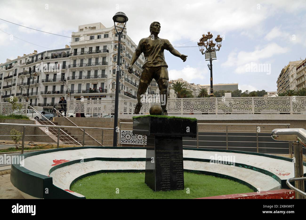 Statue d'un footballeur à Alger Banque D'Images