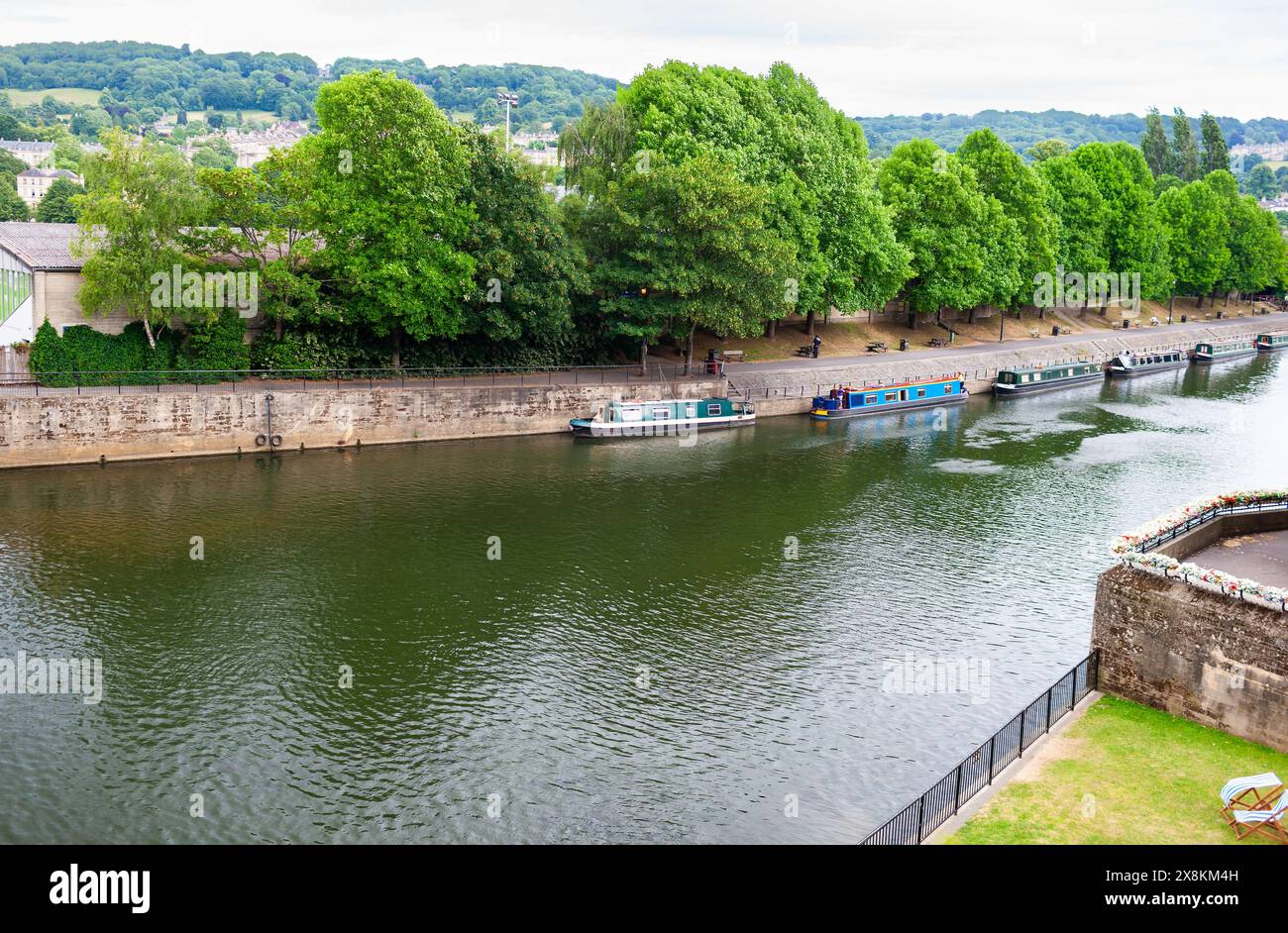 La rivière Avon est alignée du nord au sud à travers la ville de Bath, Somerset, Royaume-Uni. Banque D'Images La rivière Avon est alignée du nord au sud à travers la ville de Bath, Somerset, Royaume-Uni. Banque D'Images