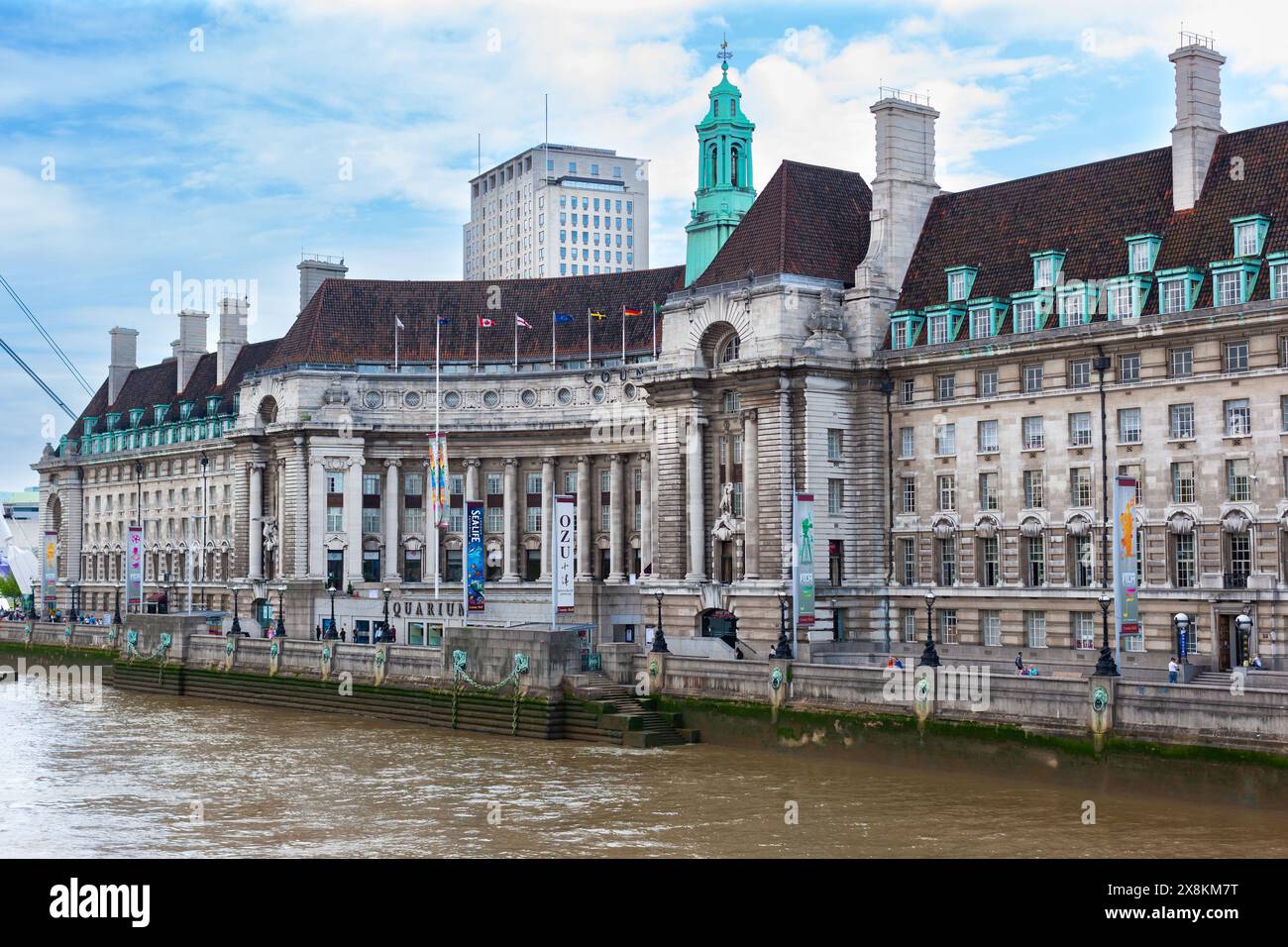 Londres, Royaume-Uni - 2 juillet 2010 : County Hall. Ancien bâtiment du gouvernement sur la rive sud de la Tamise, maintenant le site d'un certain nombre d'attractions. Banque D'Images Londres, Royaume-Uni - 2 juillet 2010 : County Hall. Ancien bâtiment du gouvernement sur la rive sud de la Tamise, maintenant le site d'un certain nombre d'attractions. Banque D'Images