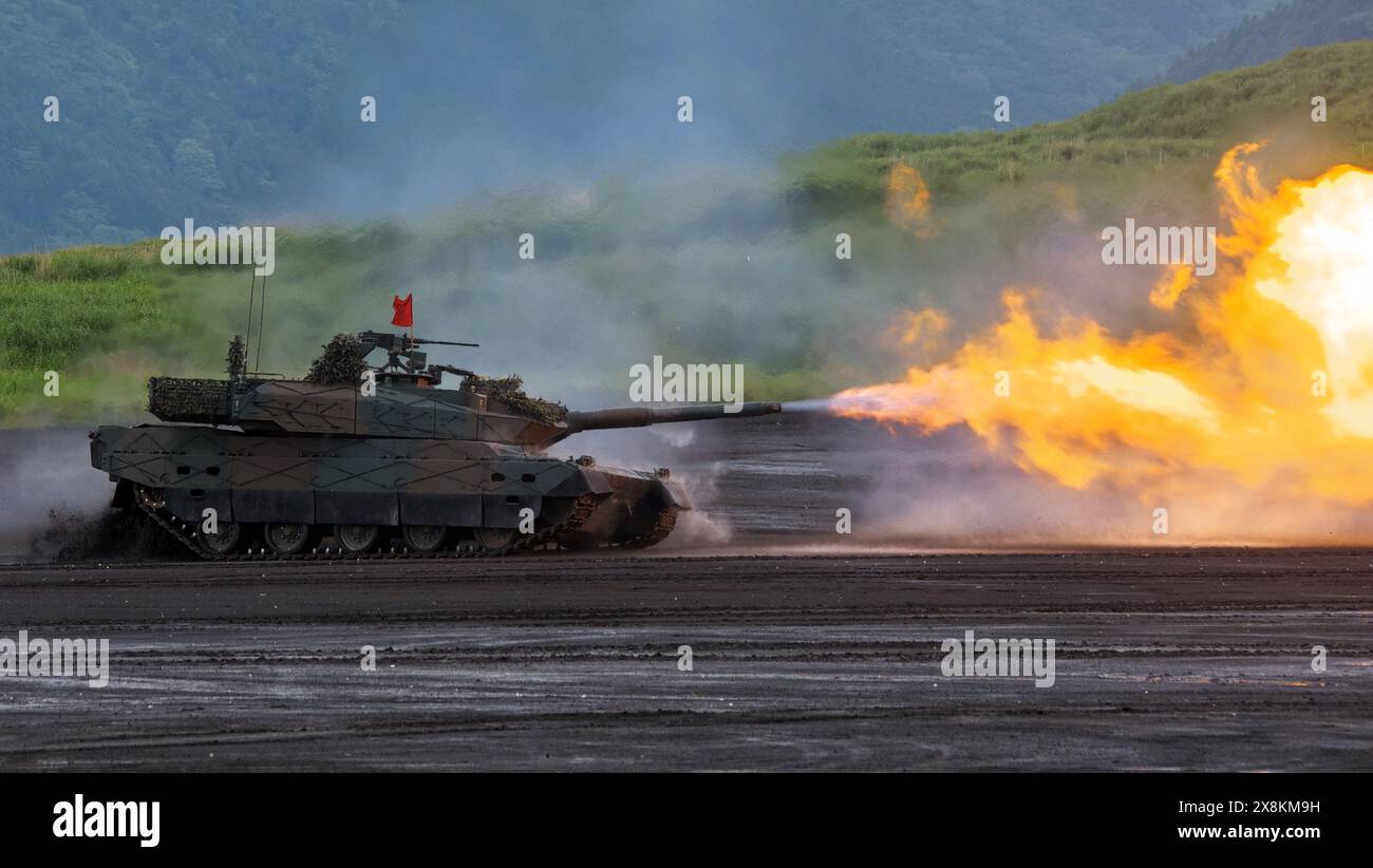 Gotemba, Japon. 26 mai 2024. Les chars de type 10 de la Force d'autodéfense terrestre du Japon tirent lors de l'exercice de tir réel 'Fuji Comprehensive Firepower Exercise 2024' sur le terrain d'entraînement de Higashi Fuji dans la préfecture de Shizuoka, au Japon, le dimanche 26 mai 2024. Photo de Keizo Mori/UPI crédit : UPI/Alamy Live News Banque D'Images