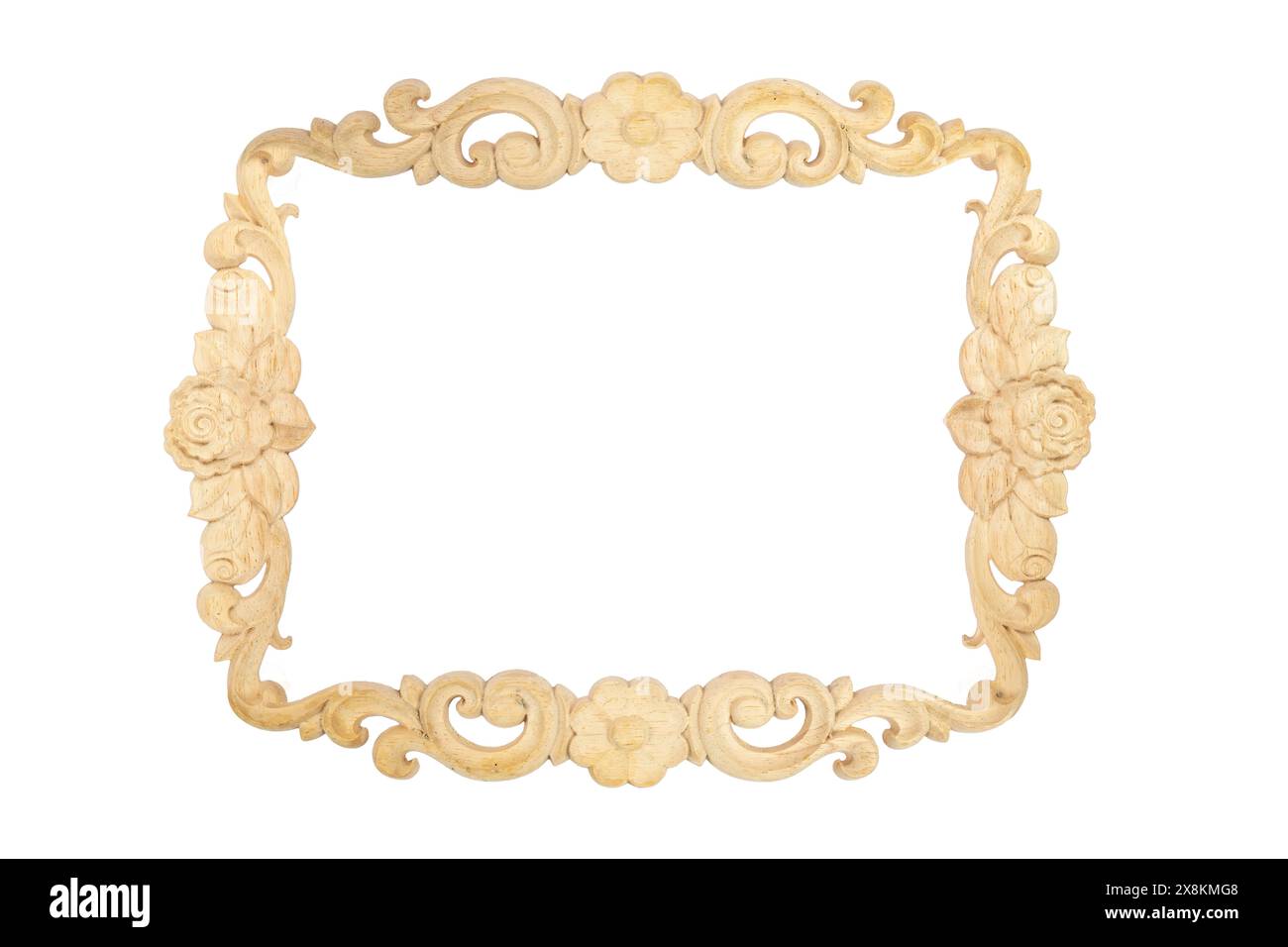 Cadre sculpté en bois avec motifs floraux baroques , isolé sur blanc Banque D'Images