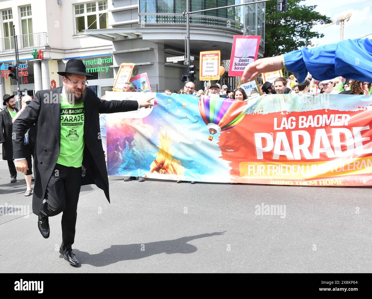 Berlin, Allemagne. 26 mai 2024. Rabbi Yehuda Teichtal, président de la communauté juive Chabad Berlin, danse au défilé Lag Baomer. Crédit : Paul Zinken/dpa/Alamy Live News Banque D'Images