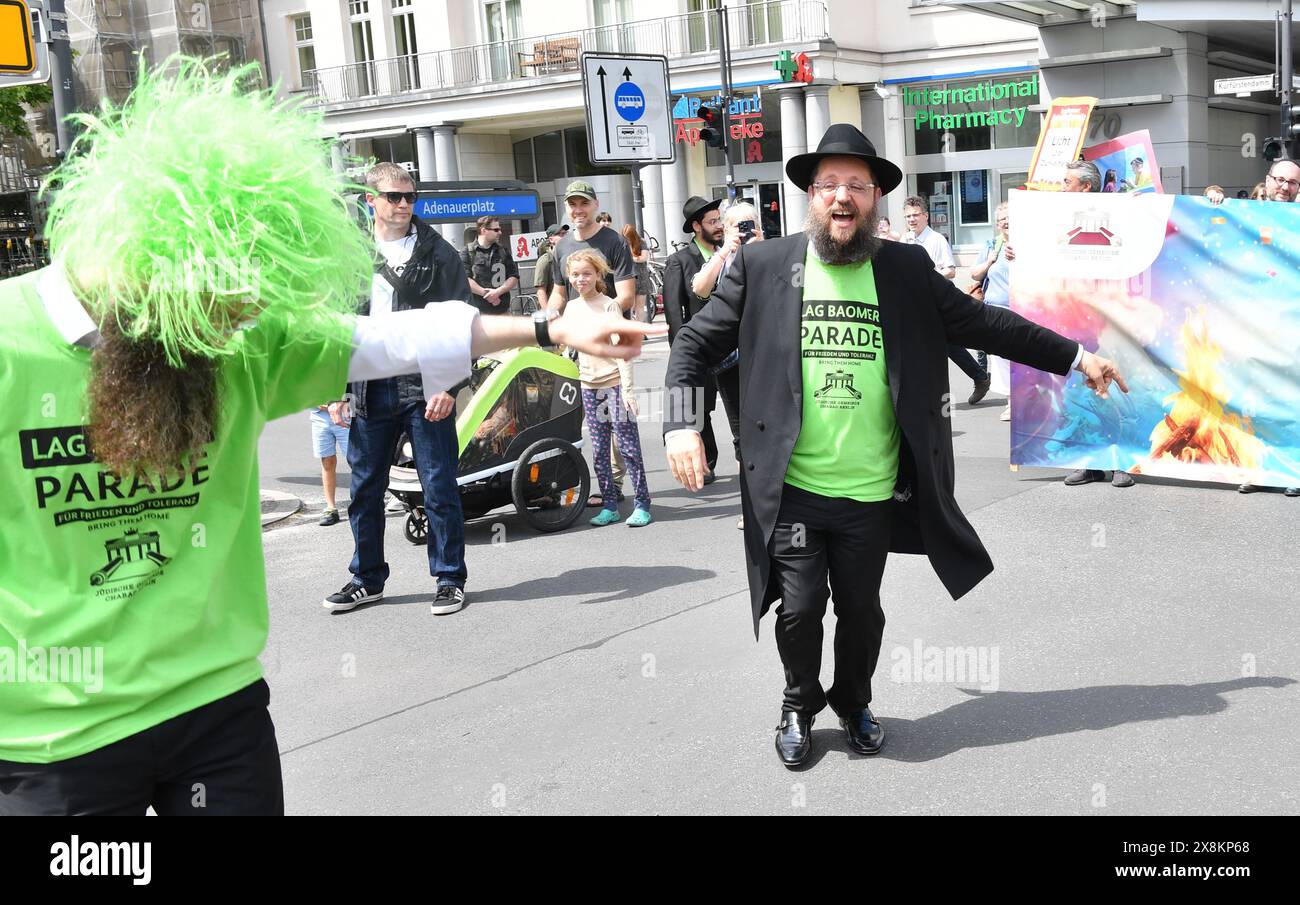 Berlin, Allemagne. 26 mai 2024. Rabbi Yehuda Teichtal, président de la communauté juive Chabad Berlin, danse au défilé Lag Baomer. Crédit : Paul Zinken/dpa/Alamy Live News Banque D'Images