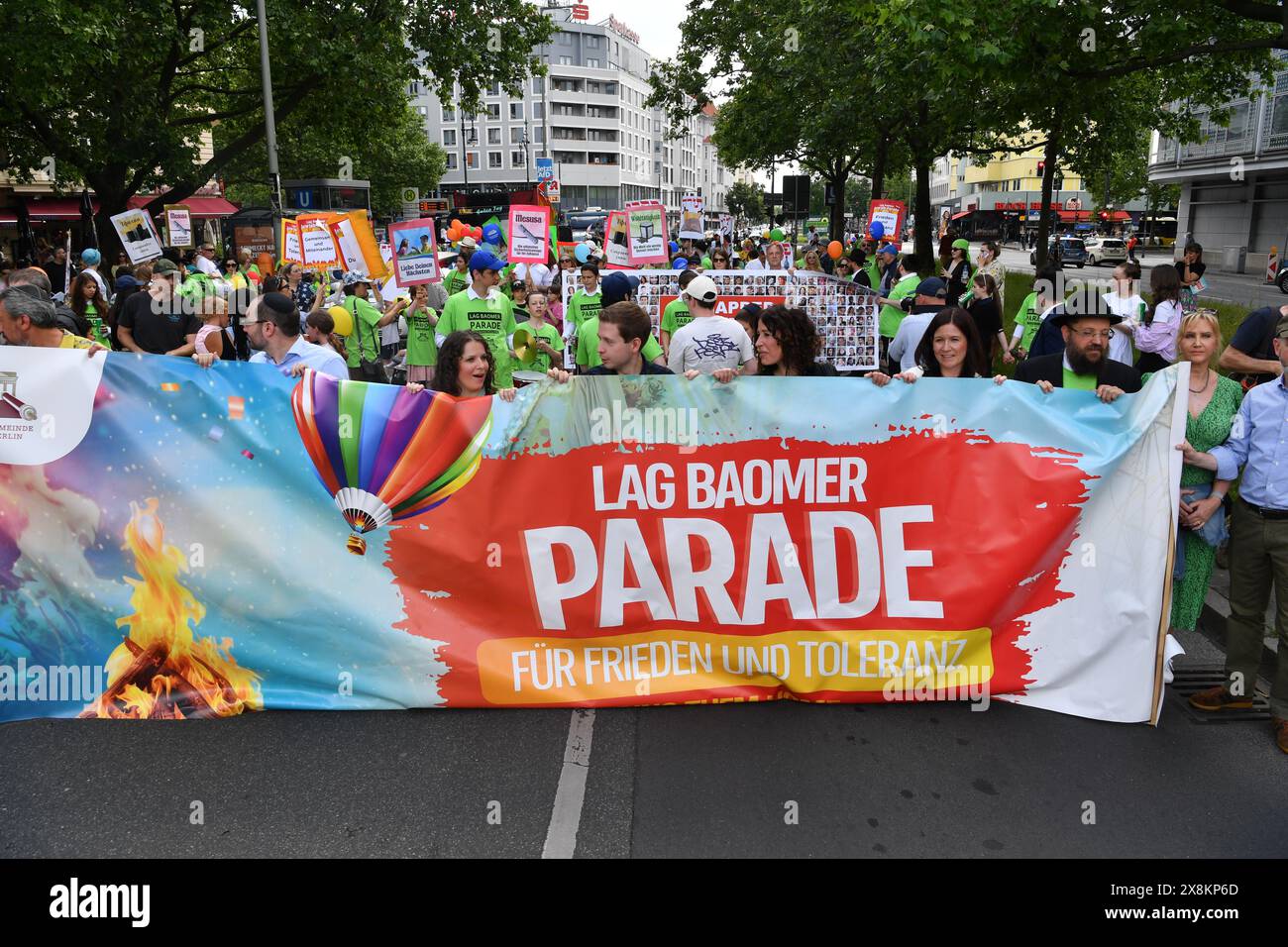 Berlin, Allemagne. 26 mai 2024. Kevin Kühnert (M, SPD), secrétaire général, Bettina Jarasch (5ème à partir de la droite, Bündnis 90/Die Grünen), sénatrice berlinoise pour l’environnement, la mobilité, les consommateurs et la protection du climat, et d’autres représentants de la politique et de la société participent à la parade Lag Baomer. Crédit : Paul Zinken/dpa/Alamy Live News Banque D'Images