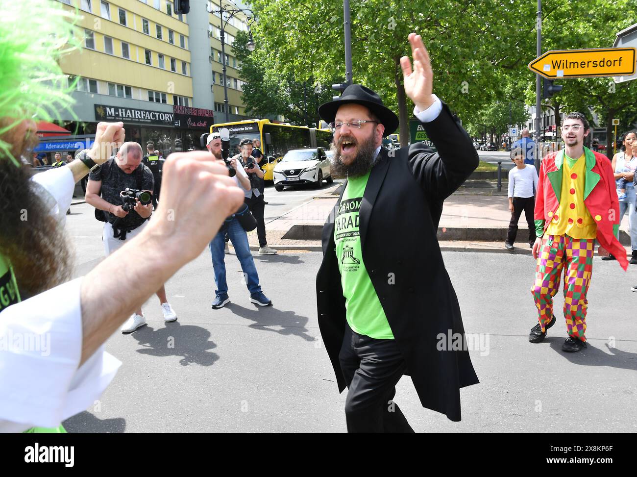 Berlin, Allemagne. 26 mai 2024. Rabbi Yehuda Teichtal, président de la communauté juive Chabad Berlin, danse au défilé Lag Baomer. Crédit : Paul Zinken/dpa/Alamy Live News Banque D'Images