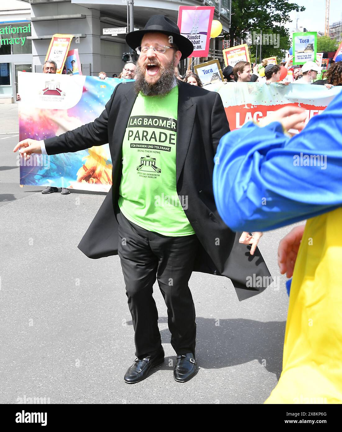 Berlin, Allemagne. 26 mai 2024. Rabbi Yehuda Teichtal, président de la communauté juive Chabad Berlin, danse au défilé Lag Baomer. Crédit : Paul Zinken/dpa/Alamy Live News Banque D'Images