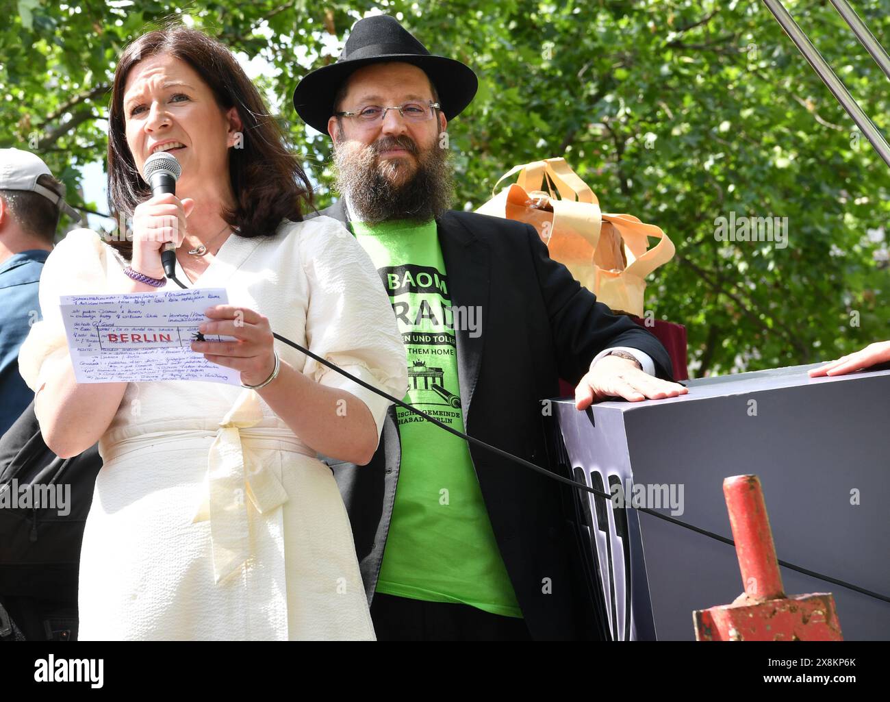 Berlin, Allemagne. 26 mai 2024. Katharina Günther-Wünsch (CDU), sénatrice berlinoise pour l'éducation, la jeunesse et la famille, intervient avant le début de la parade Lag Baomer. À ses côtés se trouve le rabbin Yehuda Teichtal, président de la communauté juive Chabad Berlin. Crédit : Paul Zinken/dpa/Alamy Live News Banque D'Images