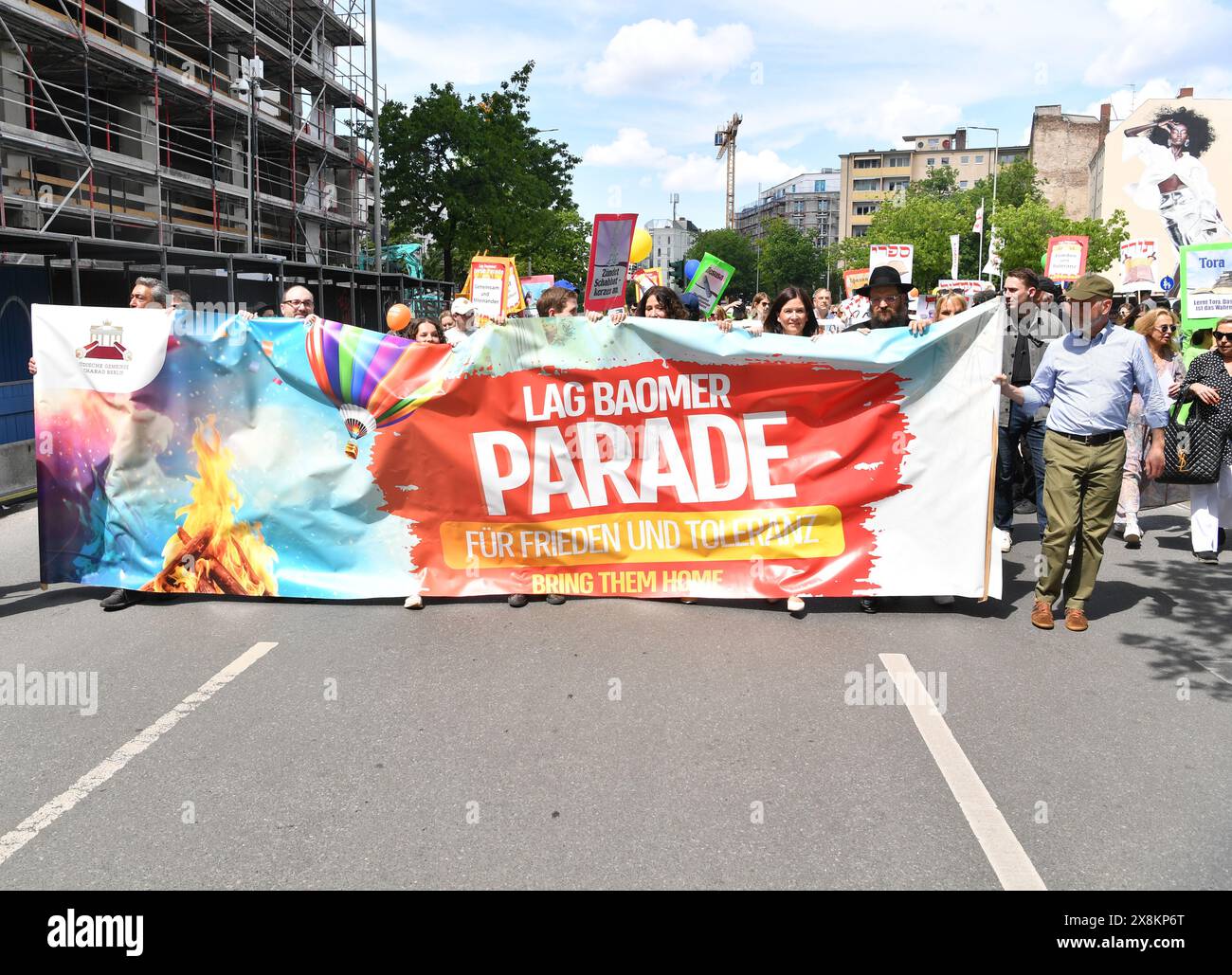 Berlin, Allemagne. 26 mai 2024. Kevin Kühnert (M, SPD), secrétaire général, Bettina Jarasch (5ème à partir de la droite, Bündnis 90/Die Grünen), sénatrice berlinoise pour l’environnement, la mobilité, les consommateurs et la protection du climat, et d’autres représentants de la politique et de la société participent à la parade Lag Baomer. Crédit : Paul Zinken/dpa/Alamy Live News Banque D'Images