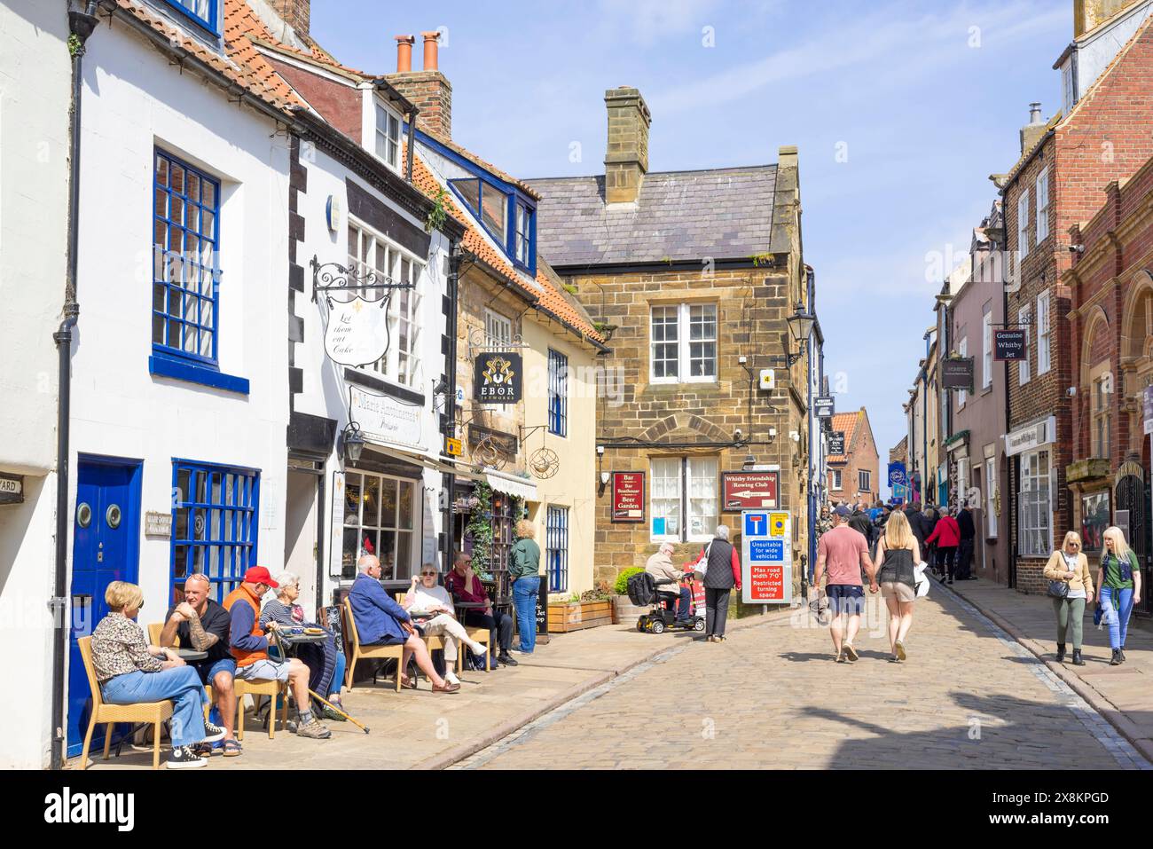 Whitby Yorkshire rue de l'église Whitby avec des touristes shopping dans les boutiques de cadeaux et les cafés Whitby North Yorkshire Angleterre GB Europe Banque D'Images