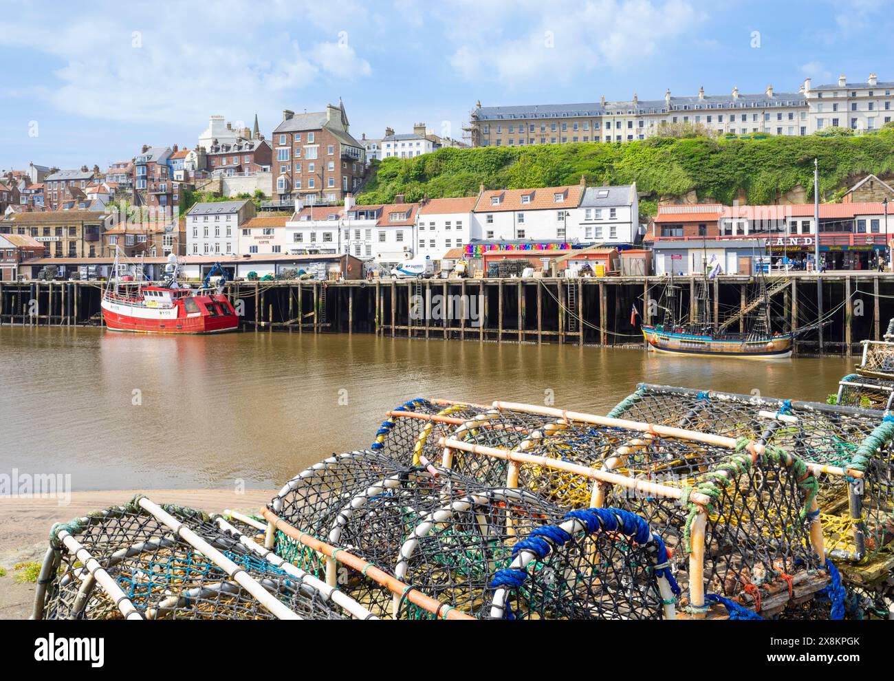 Whitby Yorkshire Whitby Harbour avec de petits bateaux de pêche dans le port et le quai Whitby North Yorkshire Angleterre UK GB Europe Banque D'Images