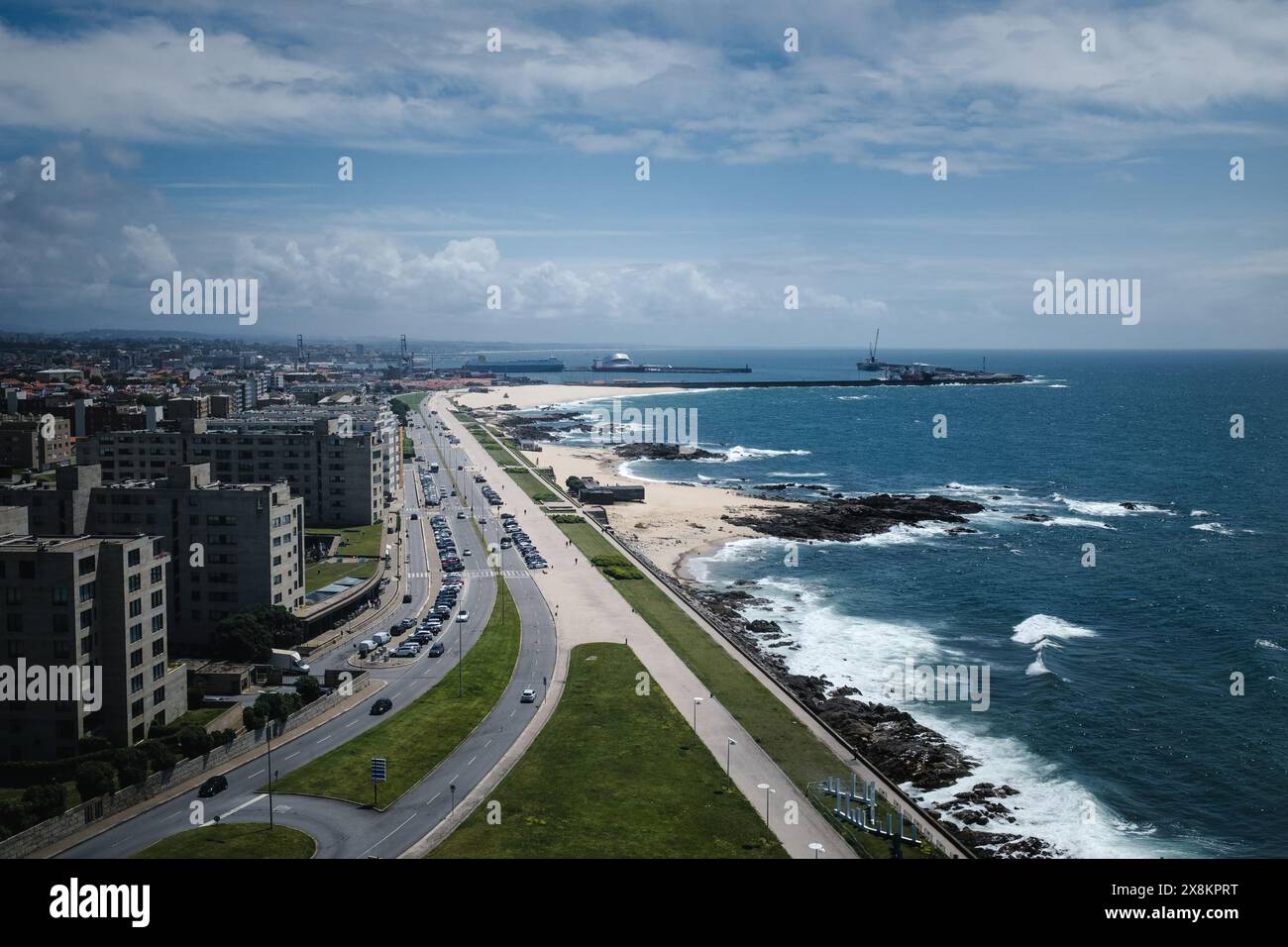 La vue depuis le phare de Leca da Palmeira au Portugal offre un panorama époustouflant sur la côte et Matosinhos, capturant l'essence de la côte Banque D'Images