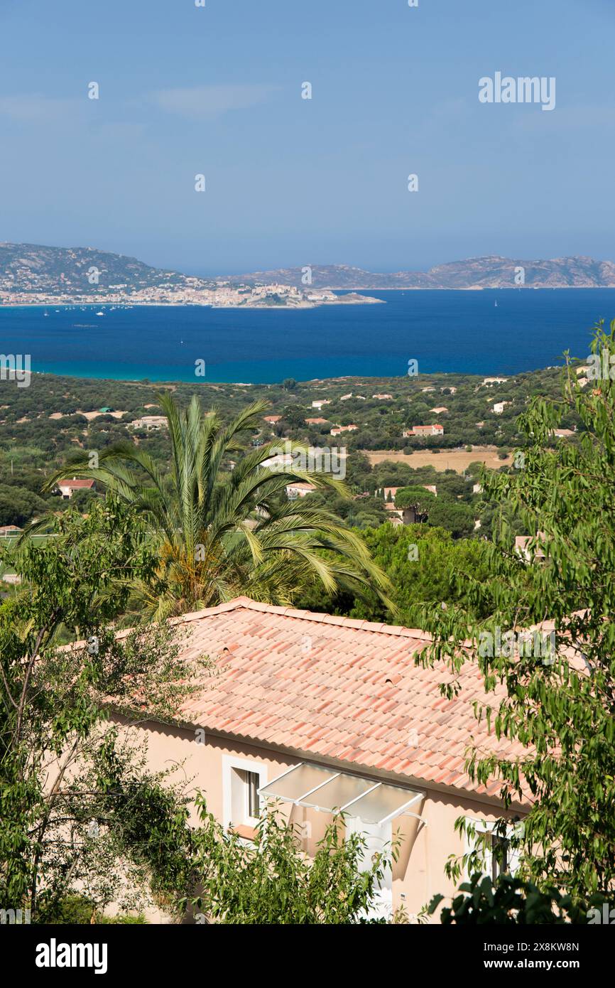 Lumio, haute-Corse, Corse, France. Vue sur le toit carrelé à travers les terres agricoles aux eaux bleues invitantes du golfe de Calvi. Banque D'Images