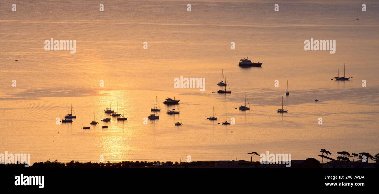Calvi, haute-Corse, Corse, France. Vue panoramique sur le golfe de Calvi depuis la terrasse à flanc de colline de la Chapelle notre Dame de la Serra, lever du soleil. Banque D'Images