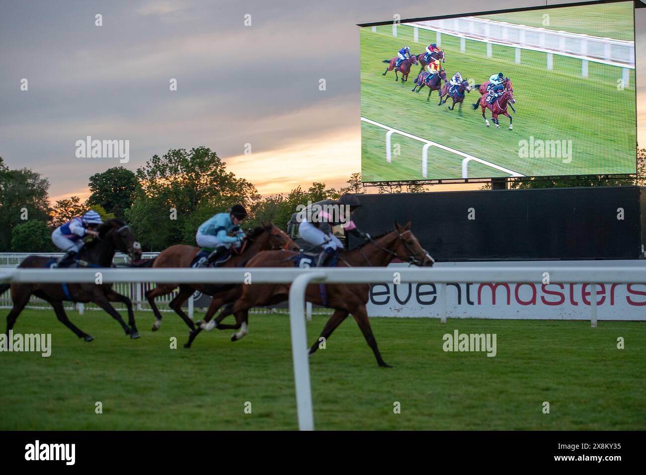 Windsor, Royaume-Uni. 25 mai 2024. Horse Great Acclaim monté par le jockey Georgia Cobie remporte le Sri Lanka The Teardrop handicap Stakes lors de la soirée Summer Opening Party au Royal Windsor Racecourse à Windsor, Berkshire. Propriétaire M. G Owen, entraîneur Eve Johnson Houghton, Blewbury, parrain ABM Catering Ltd Crédit : Maureen McLean/Alamy Live News Banque D'Images