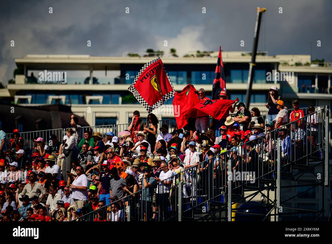 Les fans de Ferrari acclament lors de la séance de qualification du Grand Prix de F1 de Monaco. Banque D'Images