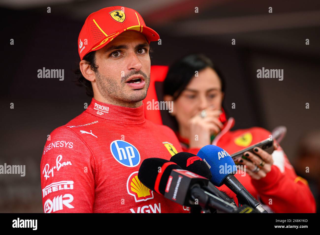 Carlos Sainz, pilote espagnol de la Scuderia Ferrari, s’entretient avec les médias après la séance de qualification du Grand Prix de F1 de Monaco. Banque D'Images