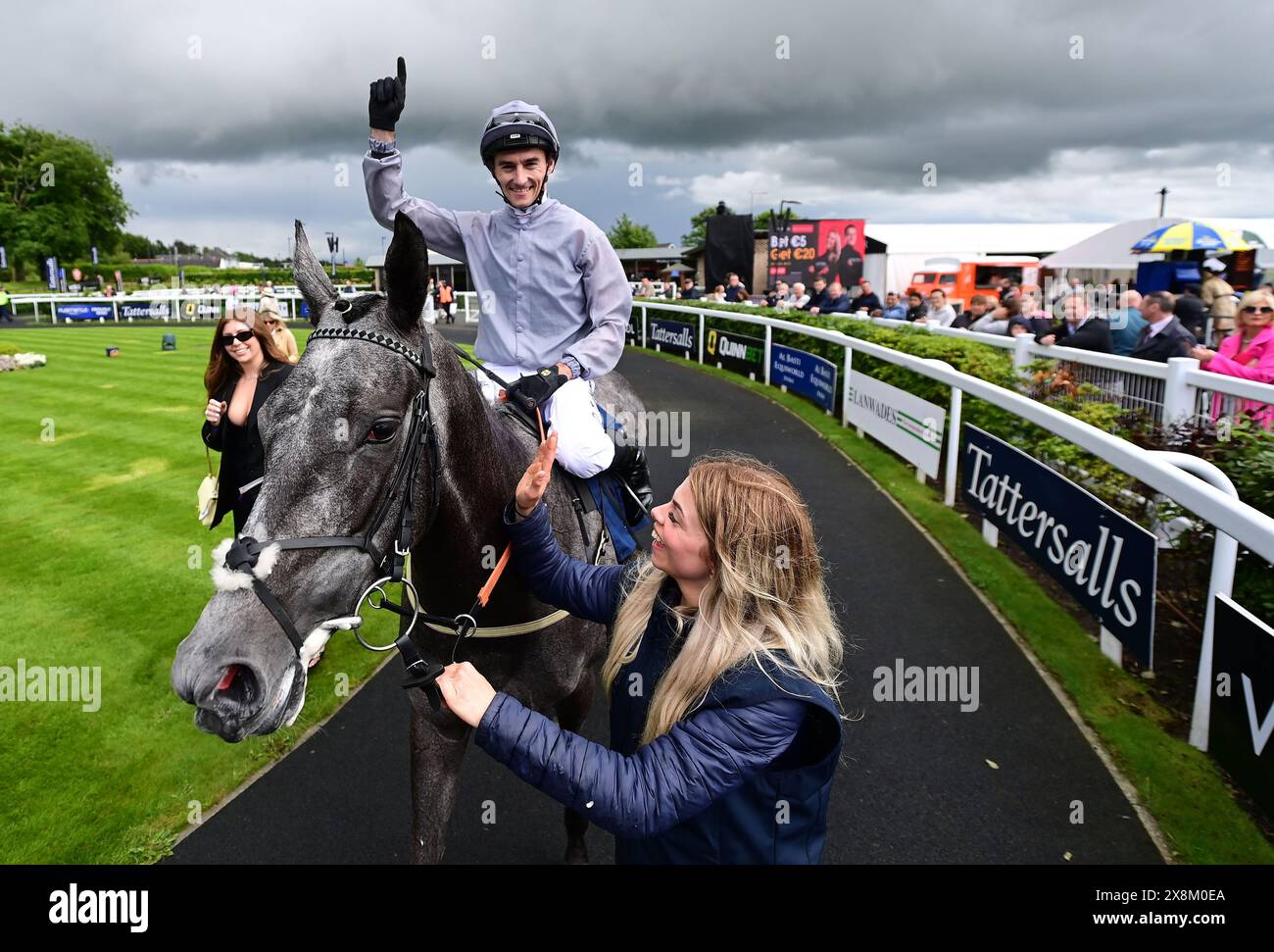 Fallen Angel et Danny Tudhope avec le marié Alice Kettlewell après avoir remporté les Tattersalls Irish 1000 Guineas lors du Tattersalls Irish Guineas Festival Day 3 à Curragh Racecourse, comté de Kildare. Date de la photo : dimanche 26 mai 2024. Banque D'Images