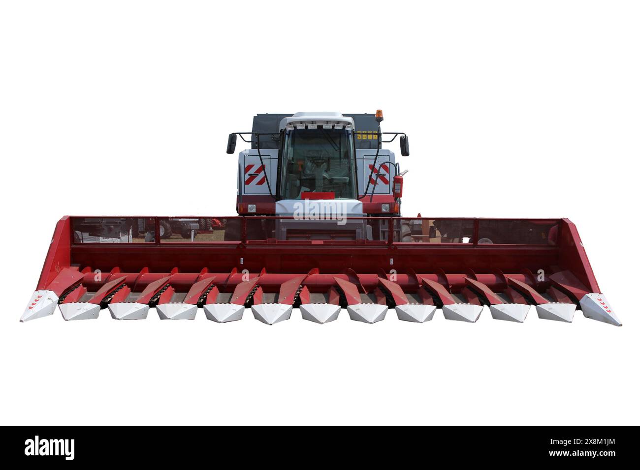 Machines agricoles rouges de moissonneuse-batteuse isolées sur fond blanc. Banque D'Images