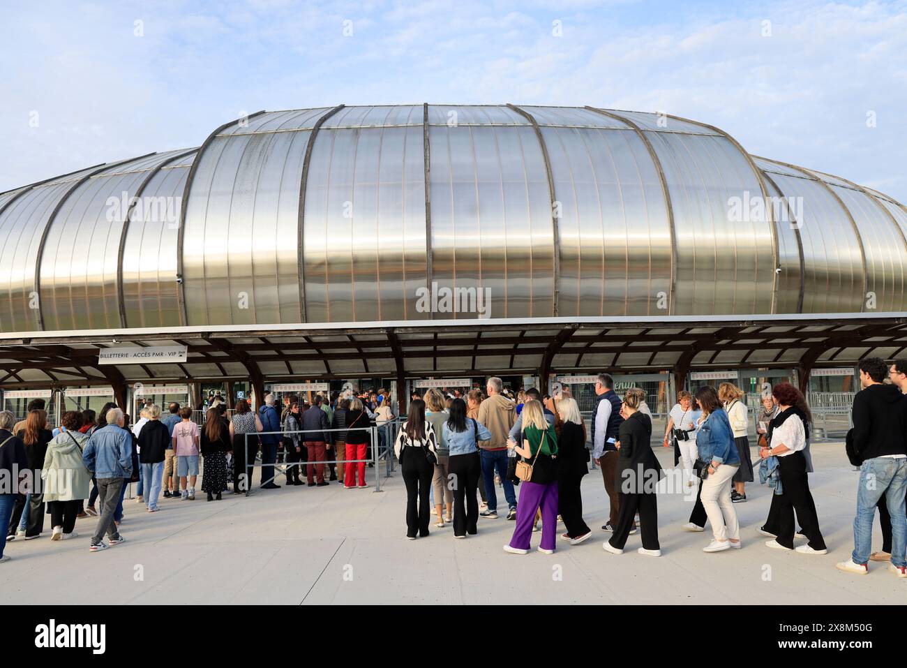 Limoges, France. 25 mai 2024. Molière, l'opéra urbain, comédie musicale au Zénith de Limoges. Molière, l’Opéra urbain est un spectacle musical d’un nouveau genre qui réunit chanteurs, slammeurs, rappeurs, danseurs et acteurs sur scène dans des décors et costumes du XVIIe siècle. Le spectacle raconte l’histoire d’un homme qui renonce au confort matériel et au prestige du bureau d’Upholsterer au roi pour créer une troupe de théâtre aux côtés de la femme qu’il aime. Mais le chemin du succès sera très long et les obstacles seront nombreux. Molière deviendra un auteur libre qui révolutionnera l’écriture de co Banque D'Images