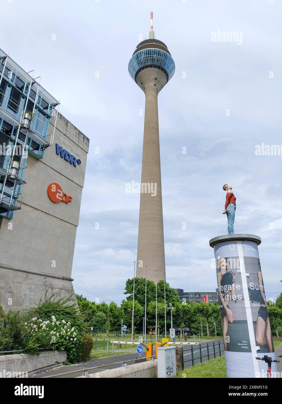 Düsseldorf 26.05.2024 WDR Westdeutscher Rundfunk ARD öffentlich-rechtlicher Rundfunk logo Schriftzug ZDF Zweites Deutsches Fernsehen Rundfunkgebühren Grundversorgung GEZ Gebühreneinzugszentrale Zwangsgebühren Säulenheilige des Künstlers Christoph Pöggeler Düsseldorf Nordrhein-Westfalen Deutschland *** Düsseldorf 26 05 2024 WDR Westdeutscher Rundfunk ARD logo du radiodiffuseur de service public lettrage ZDF Zweites Deutsches Fernsehen frais de diffusion service de base GEZ Fee collection Center frais obligatoires colonne saint de l'artiste Christoph Pöggeler Düsseldorf Rhénanie du Nord-Westphalie Allemagne Banque D'Images