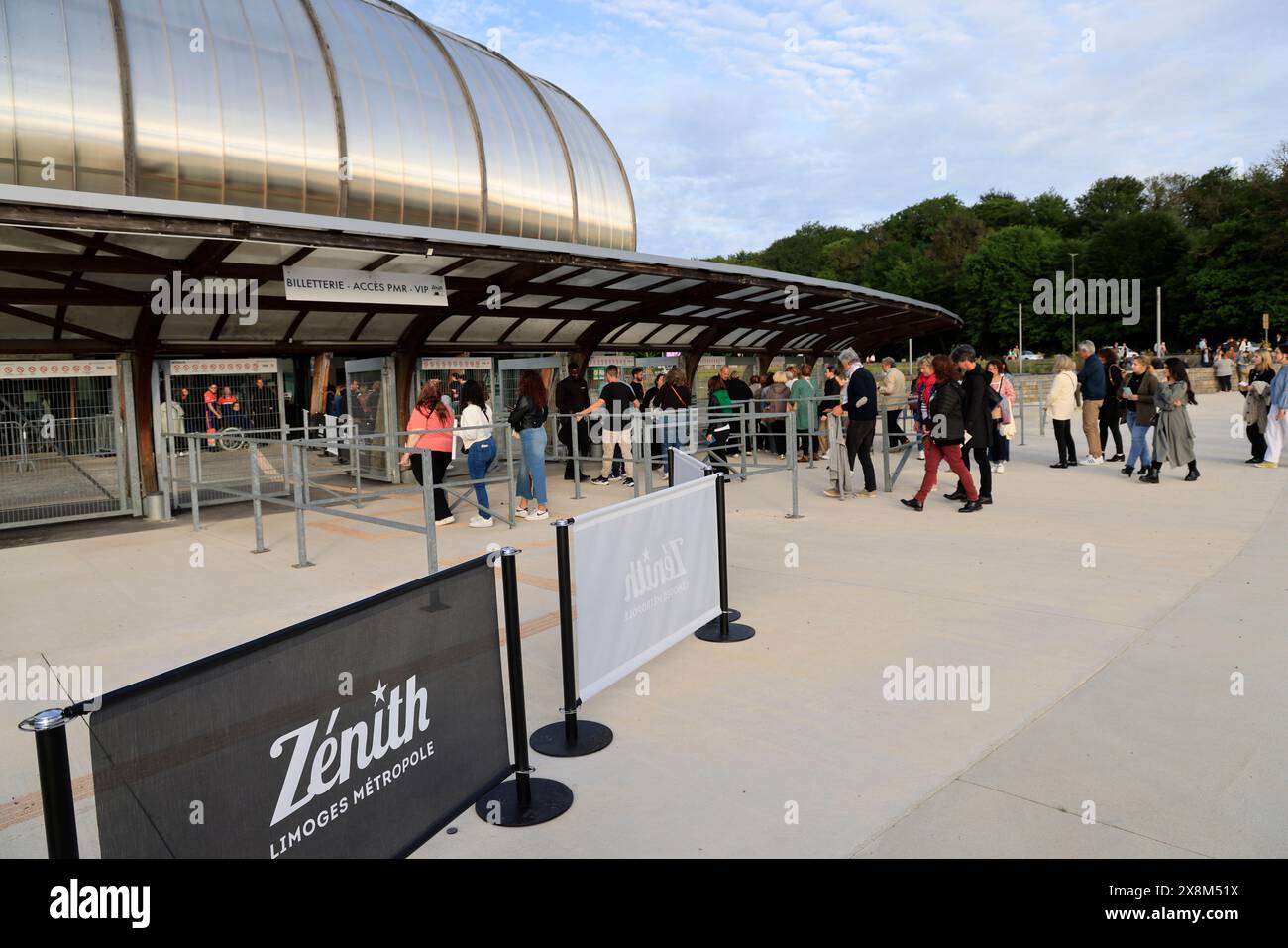 Limoges, France. 25 mai 2024. Molière, l'opéra urbain, comédie musicale au Zénith de Limoges. Molière, l’Opéra urbain est un spectacle musical d’un nouveau genre qui réunit chanteurs, slammeurs, rappeurs, danseurs et acteurs sur scène dans des décors et costumes du XVIIe siècle. Le spectacle raconte l’histoire d’un homme qui renonce au confort matériel et au prestige du bureau d’Upholsterer au roi pour créer une troupe de théâtre aux côtés de la femme qu’il aime. Mais le chemin du succès sera très long et les obstacles seront nombreux. Molière deviendra un auteur libre qui révolutionnera l’écriture de co Banque D'Images