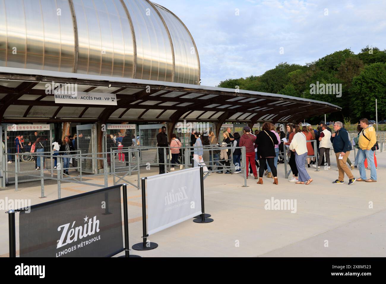 Limoges, France. 25 mai 2024. Molière, l'opéra urbain, comédie musicale au Zénith de Limoges. Molière, l’Opéra urbain est un spectacle musical d’un nouveau genre qui réunit chanteurs, slammeurs, rappeurs, danseurs et acteurs sur scène dans des décors et costumes du XVIIe siècle. Le spectacle raconte l’histoire d’un homme qui renonce au confort matériel et au prestige du bureau d’Upholsterer au roi pour créer une troupe de théâtre aux côtés de la femme qu’il aime. Mais le chemin du succès sera très long et les obstacles seront nombreux. Molière deviendra un auteur libre qui révolutionnera l’écriture de co Banque D'Images