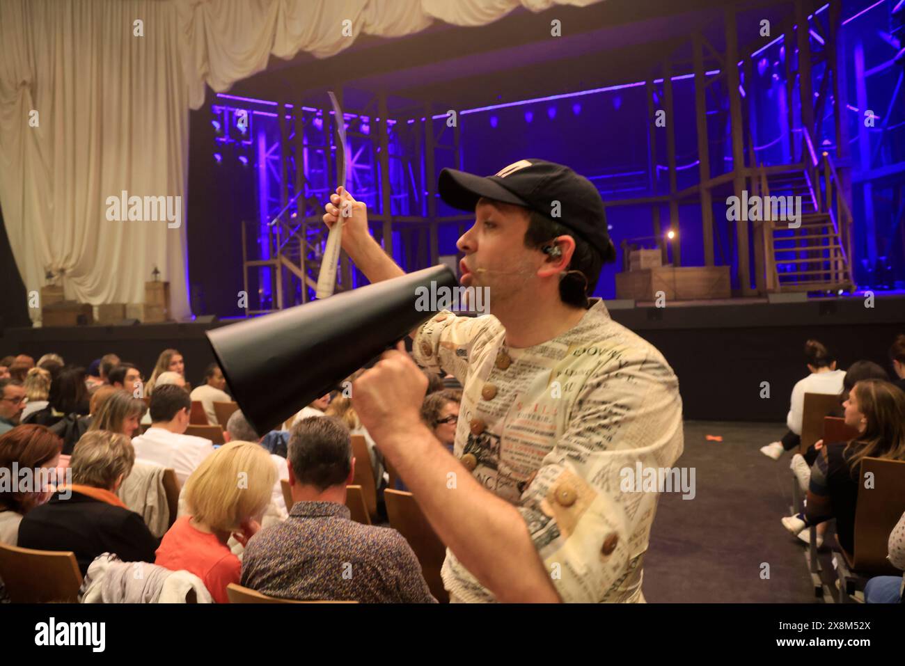 Limoges, France. 25 mai 2024. Molière, l'opéra urbain, comédie musicale au Zénith de Limoges. Molière, l’Opéra urbain est un spectacle musical d’un nouveau genre qui réunit chanteurs, slammeurs, rappeurs, danseurs et acteurs sur scène dans des décors et costumes du XVIIe siècle. Le spectacle raconte l’histoire d’un homme qui renonce au confort matériel et au prestige du bureau d’Upholsterer au roi pour créer une troupe de théâtre aux côtés de la femme qu’il aime. Mais le chemin du succès sera très long et les obstacles seront nombreux. Molière deviendra un auteur libre qui révolutionnera l’écriture de co Banque D'Images