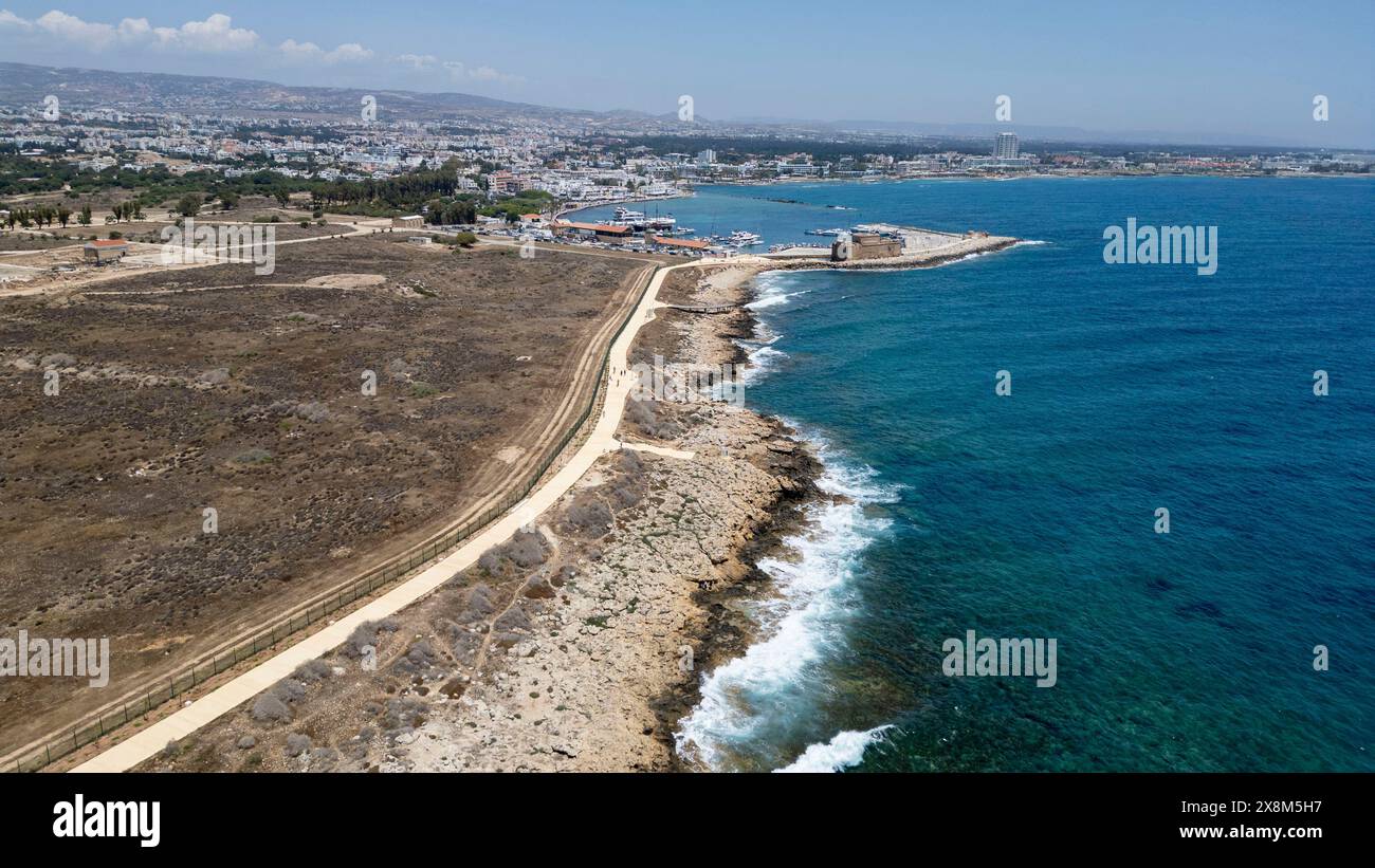 Vue aérienne par drone du sentier côtier et du fort de Paphos, Paphos, Chypre Banque D'Images