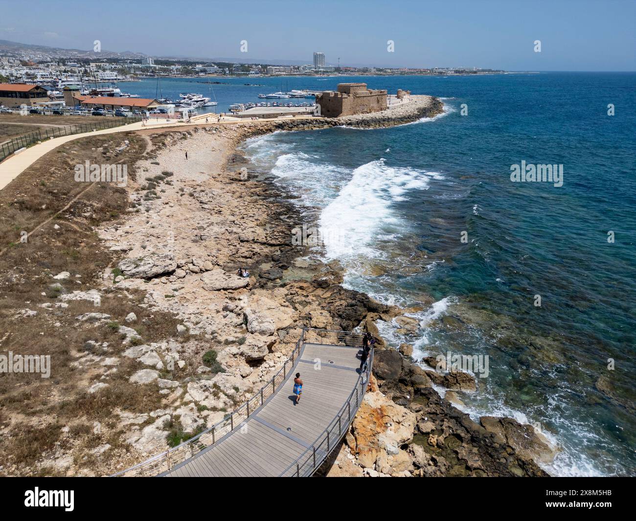 Vue aérienne par drone du sentier côtier et du fort de Paphos, Paphos, Chypre Banque D'Images