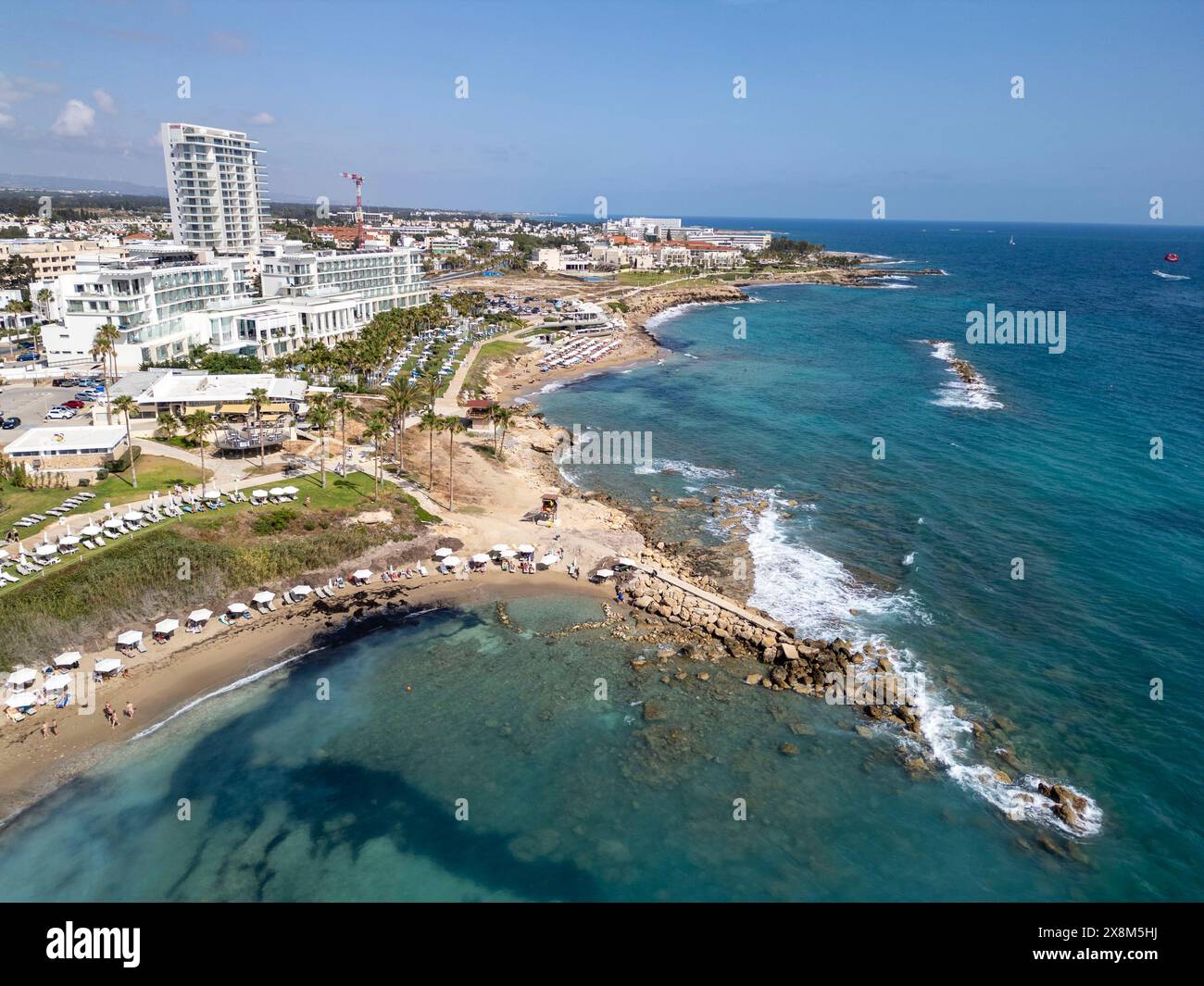 Vue aérienne par drone du Antasia Beach Club et de la plage de Sodap, Paphos, Chypre Banque D'Images