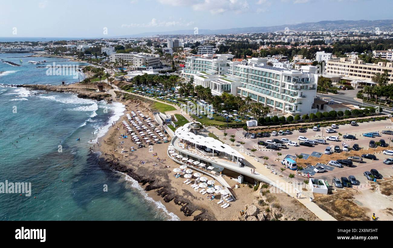 Vue aérienne par drone du Antasia Beach Club et de la plage de Sodap, Paphos, Chypre Banque D'Images