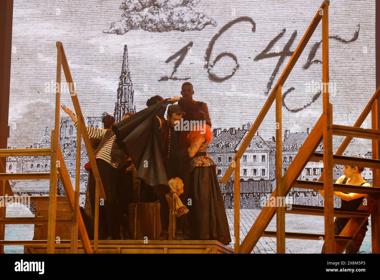 Limoges, France. 25 mai 2024. Molière, l'opéra urbain, comédie musicale au Zénith de Limoges. Molière, l’Opéra urbain est un spectacle musical d’un nouveau genre qui réunit chanteurs, slammeurs, rappeurs, danseurs et acteurs sur scène dans des décors et costumes du XVIIe siècle. Le spectacle raconte l’histoire d’un homme qui renonce au confort matériel et au prestige du bureau d’Upholsterer au roi pour créer une troupe de théâtre aux côtés de la femme qu’il aime. Mais le chemin du succès sera très long et les obstacles seront nombreux. Molière deviendra un auteur libre qui révolutionnera l’écriture de co Banque D'Images