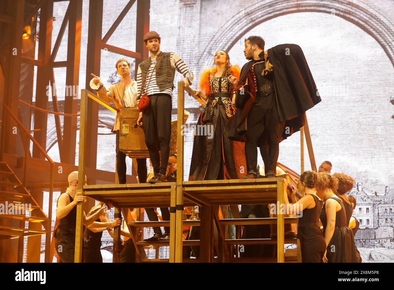 Limoges, France. 25 mai 2024. Molière, l'opéra urbain, comédie musicale au Zénith de Limoges. Molière, l’Opéra urbain est un spectacle musical d’un nouveau genre qui réunit chanteurs, slammeurs, rappeurs, danseurs et acteurs sur scène dans des décors et costumes du XVIIe siècle. Le spectacle raconte l’histoire d’un homme qui renonce au confort matériel et au prestige du bureau d’Upholsterer au roi pour créer une troupe de théâtre aux côtés de la femme qu’il aime. Mais le chemin du succès sera très long et les obstacles seront nombreux. Molière deviendra un auteur libre qui révolutionnera l’écriture de co Banque D'Images
