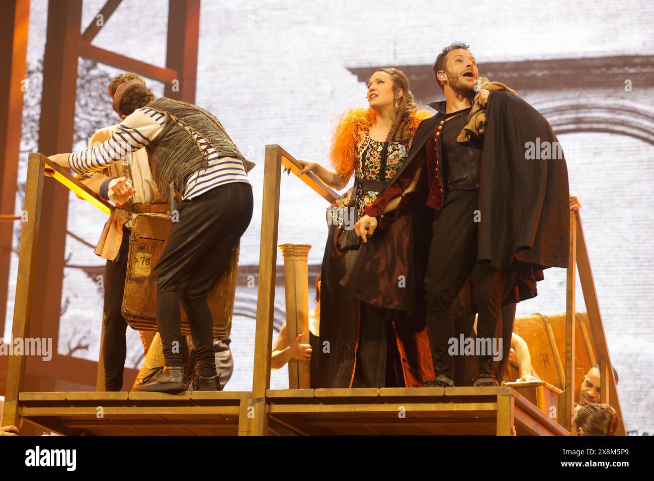 Limoges, France. 25 mai 2024. Molière, l'opéra urbain, comédie musicale au Zénith de Limoges. Molière, l’Opéra urbain est un spectacle musical d’un nouveau genre qui réunit chanteurs, slammeurs, rappeurs, danseurs et acteurs sur scène dans des décors et costumes du XVIIe siècle. Le spectacle raconte l’histoire d’un homme qui renonce au confort matériel et au prestige du bureau d’Upholsterer au roi pour créer une troupe de théâtre aux côtés de la femme qu’il aime. Mais le chemin du succès sera très long et les obstacles seront nombreux. Molière deviendra un auteur libre qui révolutionnera l’écriture de co Banque D'Images