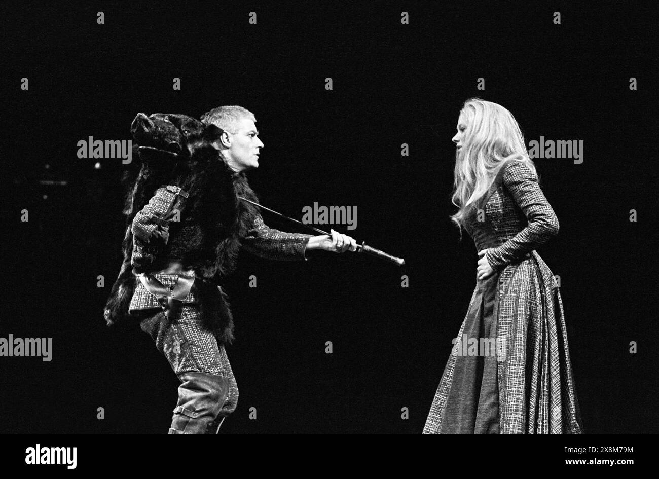 Norman Rodway (Richard de Gloucester), Helen Mirren (Lady Anne) dans RICHARD III par Shakespeare à la Royal Shakespeare Company (RSC), Royal Shakespeare Theatre, Stratford-upon-Avon, Angleterre 15/04/1970 conception : Farrah éclairage : John Bradley réalisateur : Terry Hands Banque D'Images