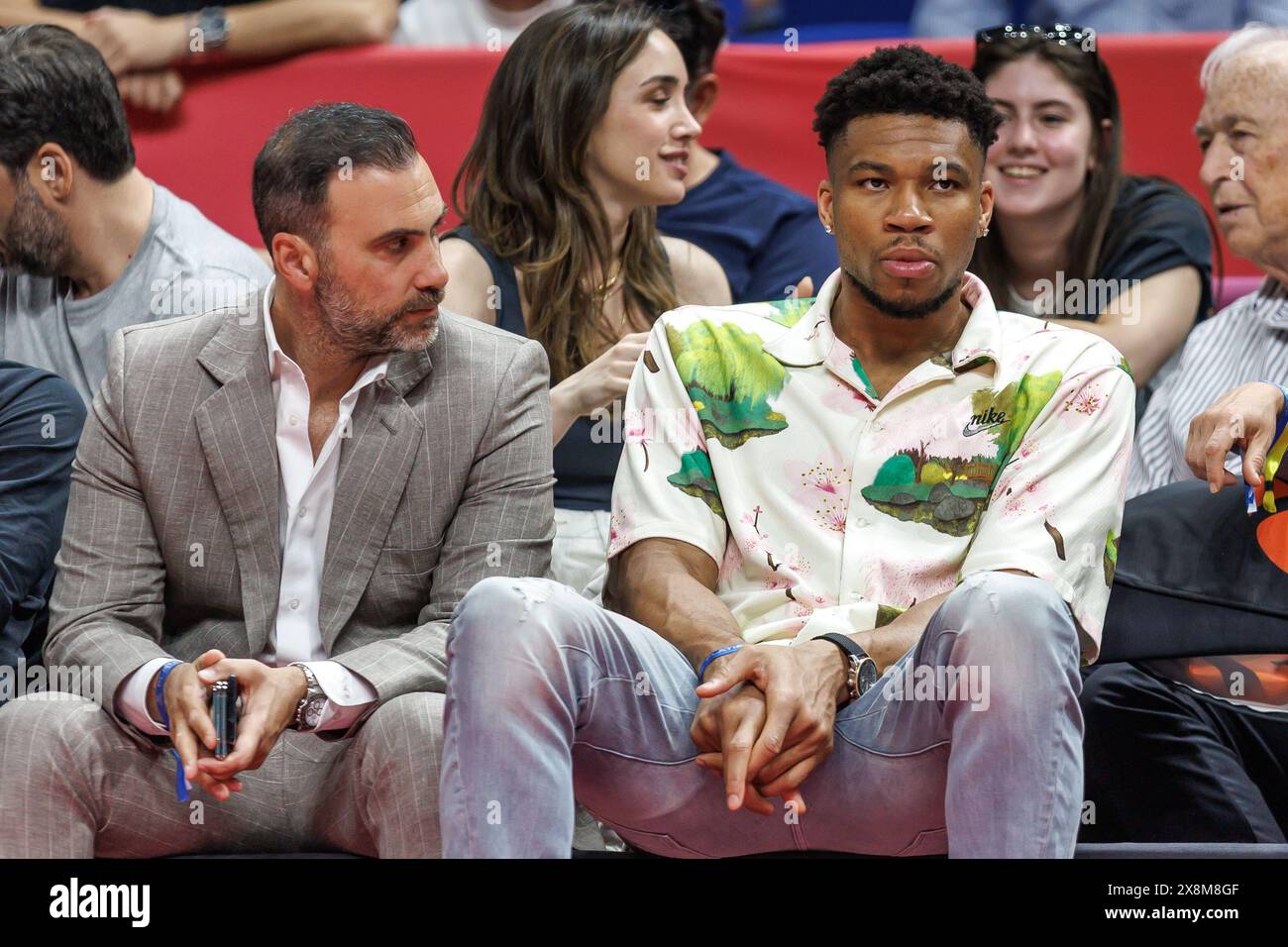 Berlin, Allemagne. 26 mai 2024. Basket-ball : Euroleague, Olympiakos Piraeus - Fenerbahce Istanbul, finale, final four, match pour la troisième place, Uber Arena. Le joueur de NBA Giannis Antetokounmpo (R) regarde le match en tant que spectateur. Crédit : Andreas Gora/dpa/Alamy Live News Banque D'Images