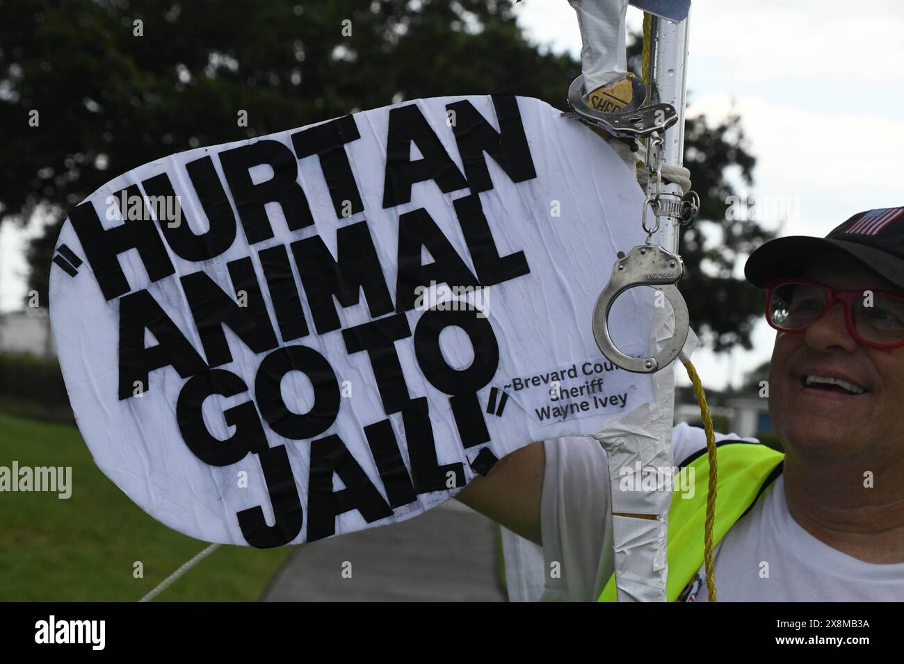 Cap Canaveral, comté de Brevard, Floride, États-Unis. 25 mai 2024. Des manifestants brandissent des pancartes en face du Radisson Resort pour protester contre la conférencière invitée du Comité exécutif républicain de Brevard, Kristi Noem, gouverneur du Dakota du Sud. Noem admet publiquement avoir tiré sur son chien “Cricket” parce que c’était “indressable”. Chanter « non à Noem » depuis un cornet de taureau et faire sauter « Who Let the Dogs Out » depuis le système de haut-parleurs. Crédit : Julian Leek/Alamy Live News Banque D'Images