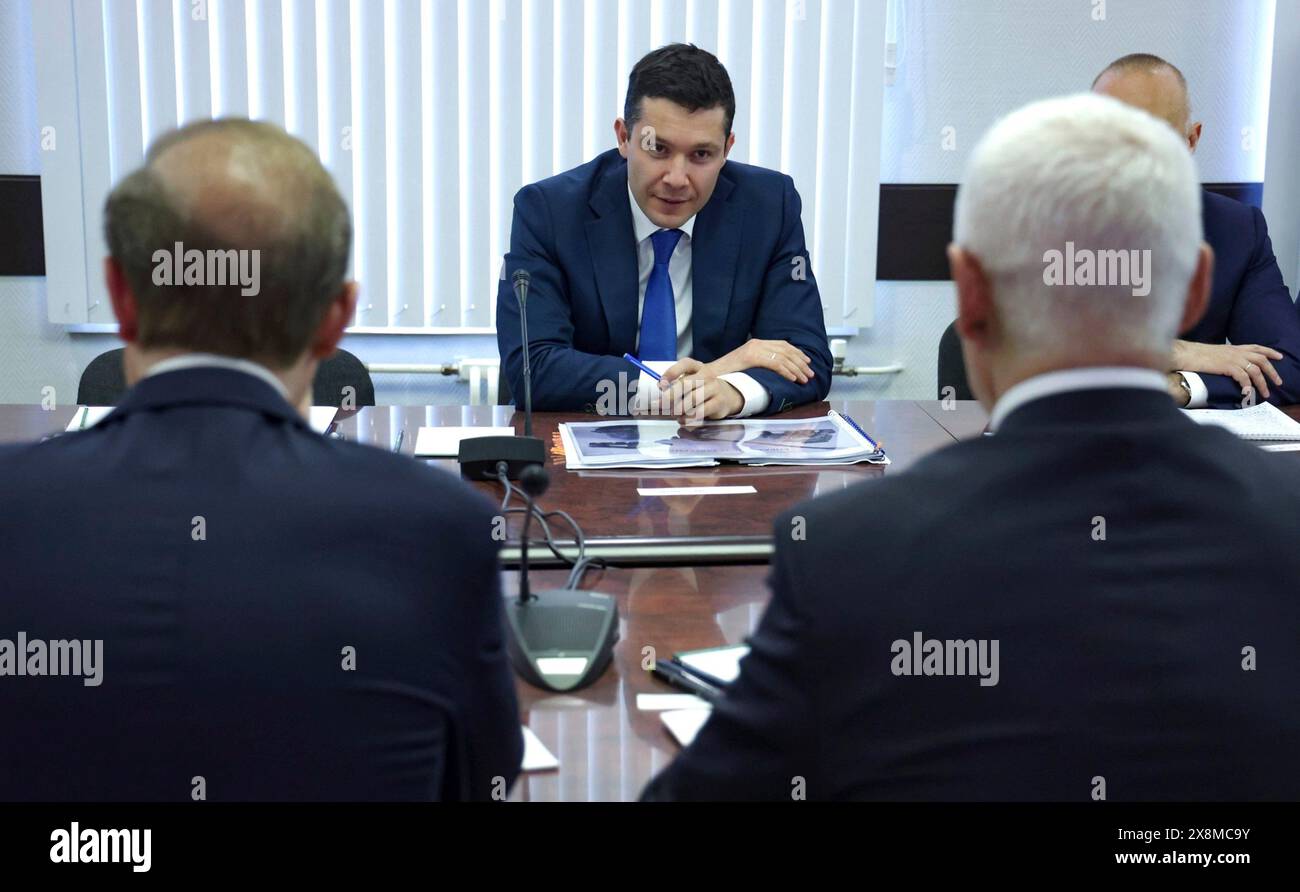 Korolev, Russie. 25 mai 2024. Le ministre russe de l'industrie et du commerce Anton Alikhanov attend le début d'une réunion présidée par le président russe Vladimir Poutine sur les entreprises de l'industrie de la défense, le 25 mai 2024, à Korolev, dans l'oblast de Moscou, Russie. Crédit : Vyacheslav Prokofyev/Kremlin Pool/Alamy Live News Banque D'Images