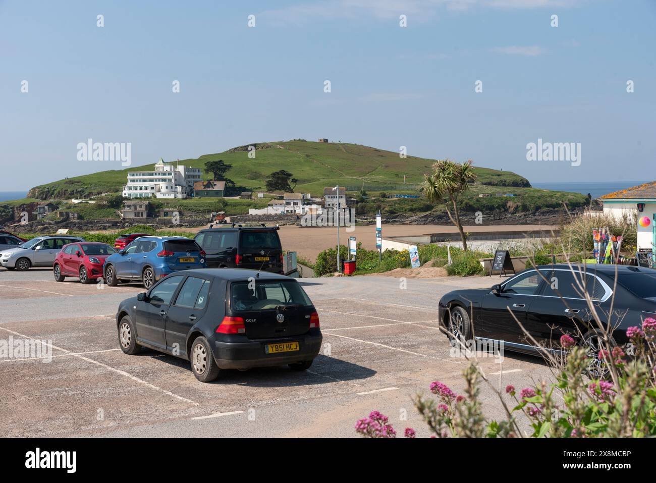 Bigbury on Sea, South Devon, Angleterre, Royaume-Uni. 20.05.2024. Parking proche de la plage face à Burgh Island et son hôtel. Banque D'Images