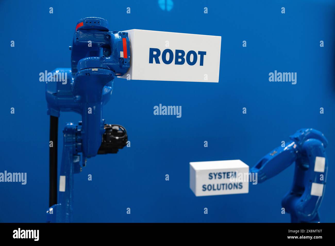 Bras de robot sur un fond bleu. Concept industriel intelligent. Banque D'Images