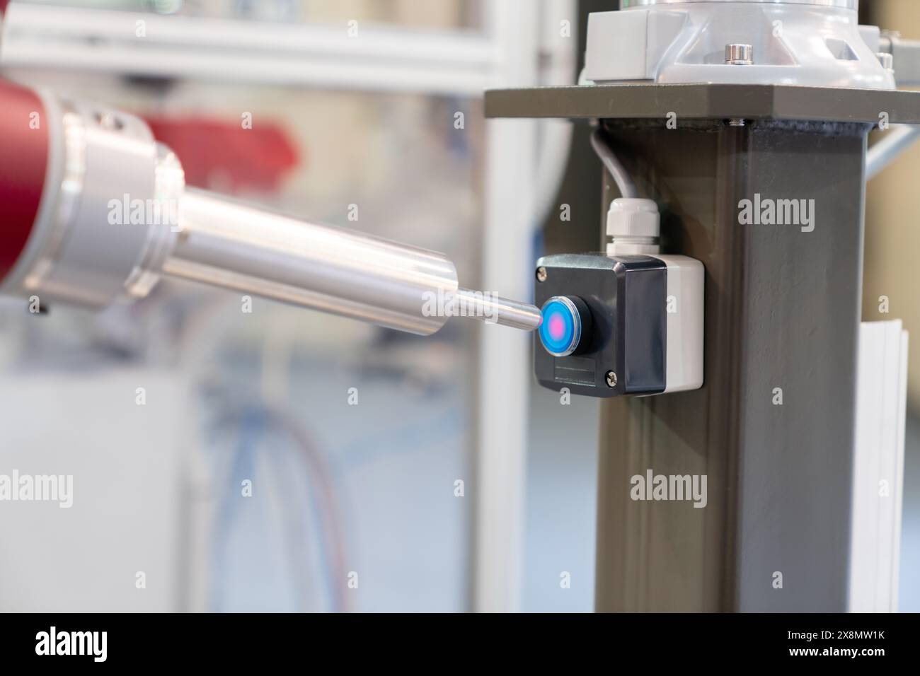 Robot industriel appuie sur le bouton. Étalonnage de précision. Banque D'Images