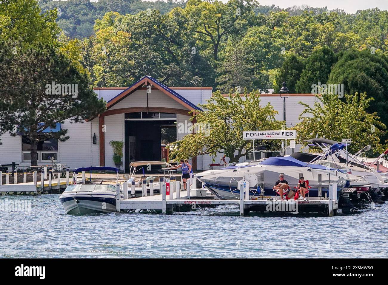 Bateaux amarrés à la jetée municipale de Fontana sur le lac Léman, à Fontana-on-Geneva-Lake, Wisconsin. Le lac Léman est une destination de villégiature populaire pour les riches Chicagoans pour avoir des résidences secondaires et est surnommé le «Newport de l'Ouest». Banque D'Images