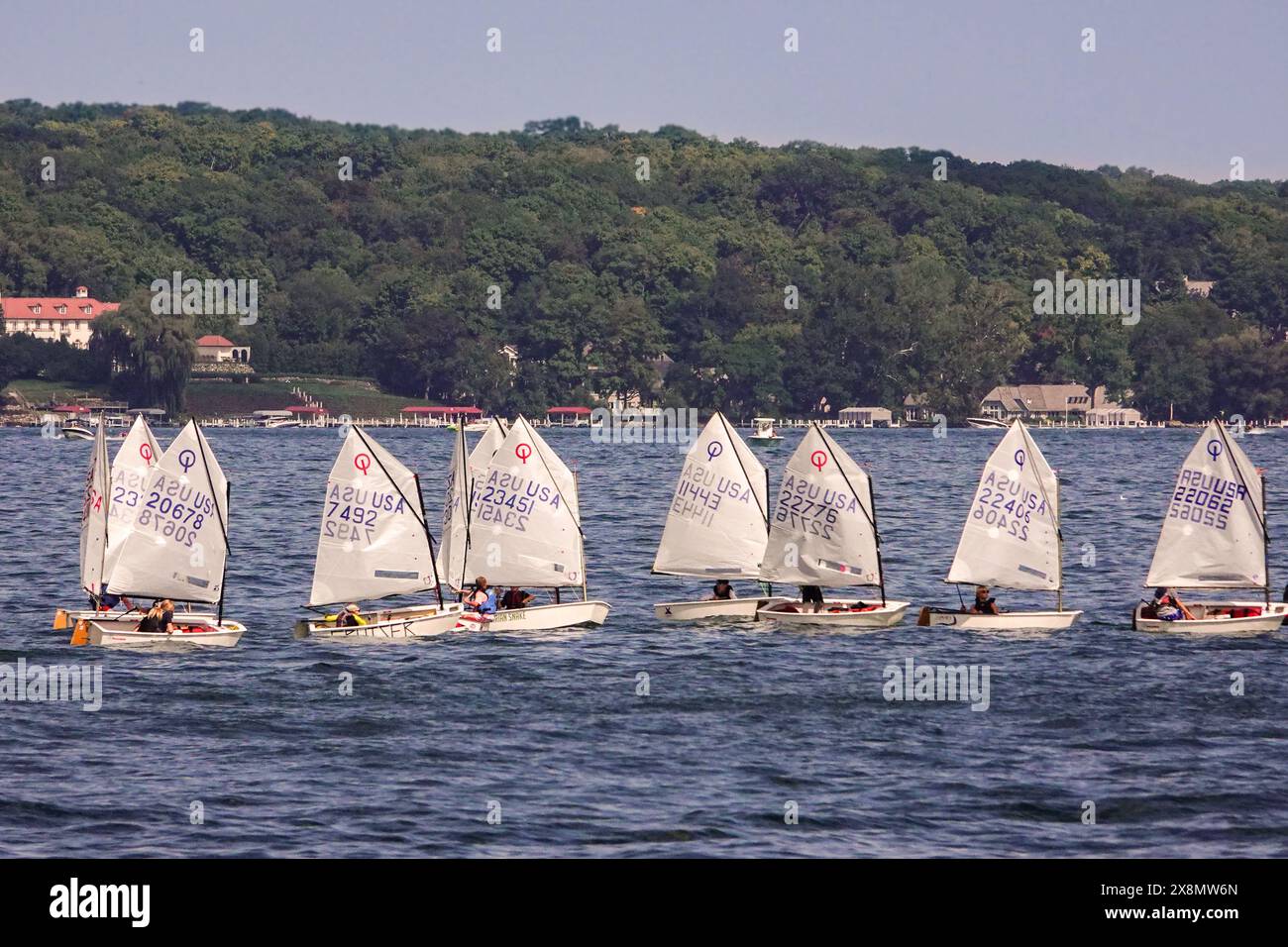 Les canots à voile s'affrontent sur le lac Léman, Wisconsin. Le lac Léman est une destination de villégiature populaire pour les riches Chicagoans pour avoir des résidences secondaires et est surnommé le «Newport de l'Ouest». Banque D'Images