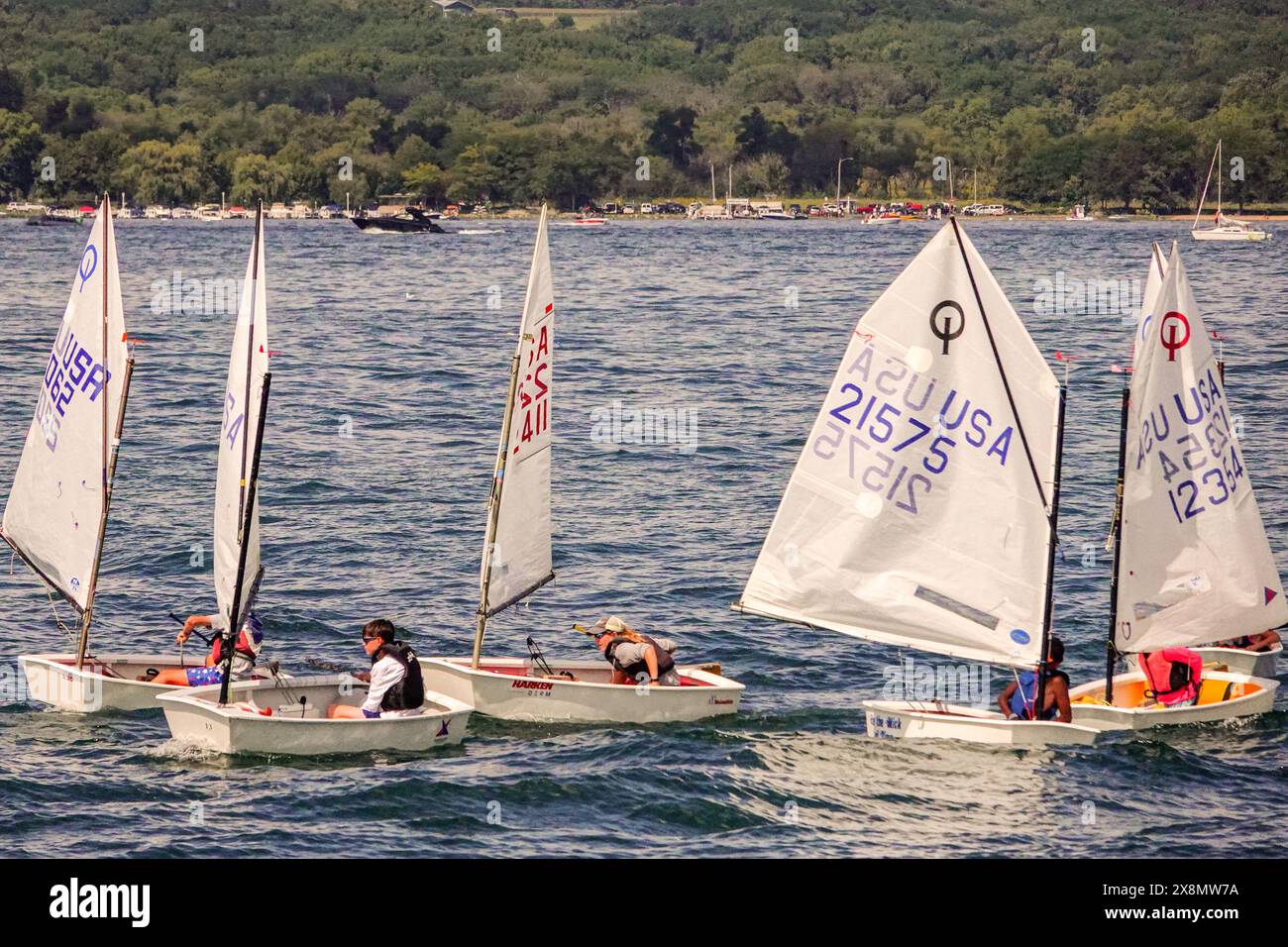 Les canots à voile s'affrontent sur le lac Léman, Wisconsin. Le lac Léman est une destination de villégiature populaire pour les riches Chicagoans pour avoir des résidences secondaires et est surnommé le «Newport de l'Ouest». Banque D'Images