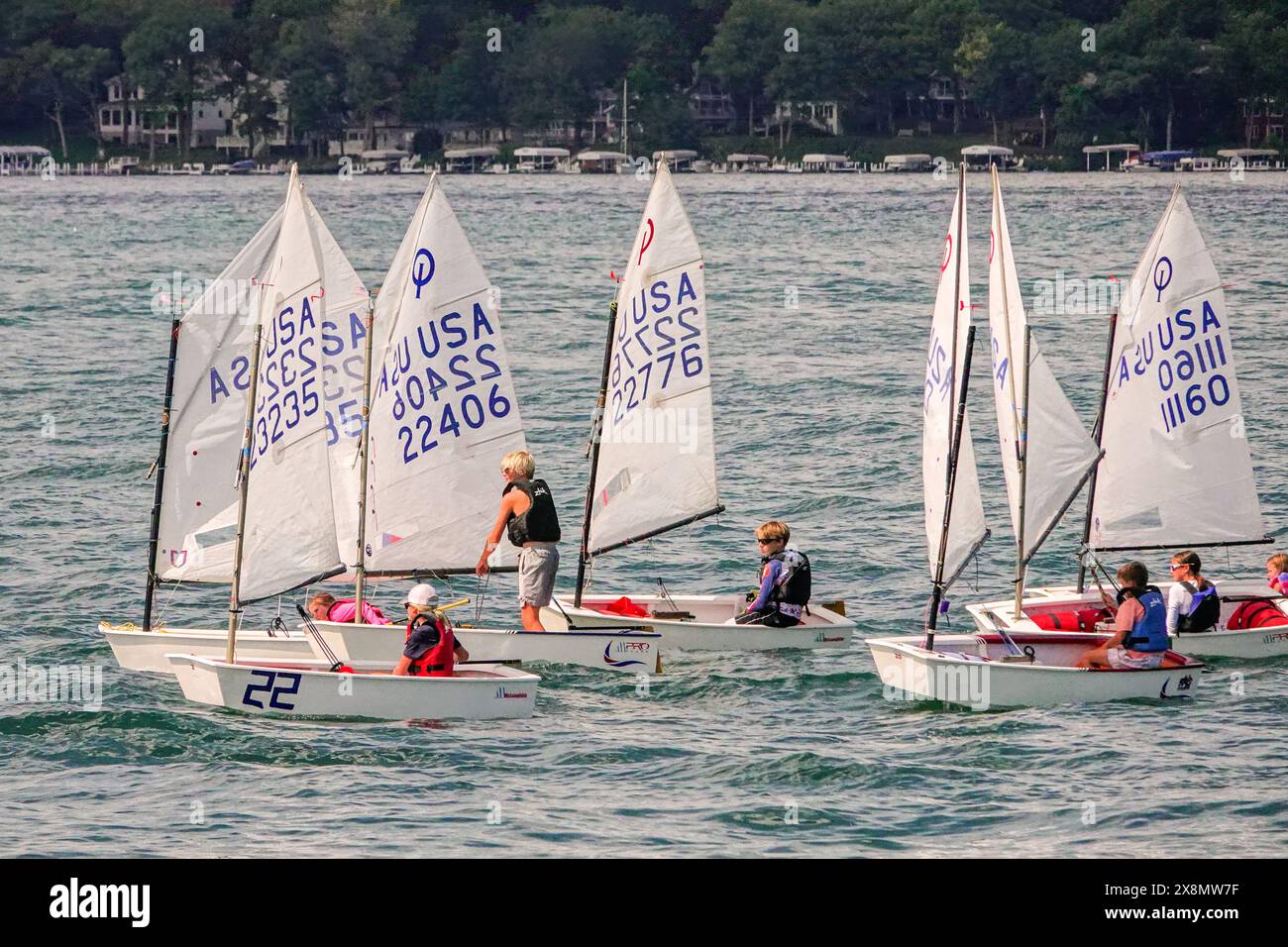 Les canots à voile s'affrontent sur le lac Léman, Wisconsin. Le lac Léman est une destination de villégiature populaire pour les riches Chicagoans pour avoir des résidences secondaires et est surnommé le «Newport de l'Ouest». Banque D'Images