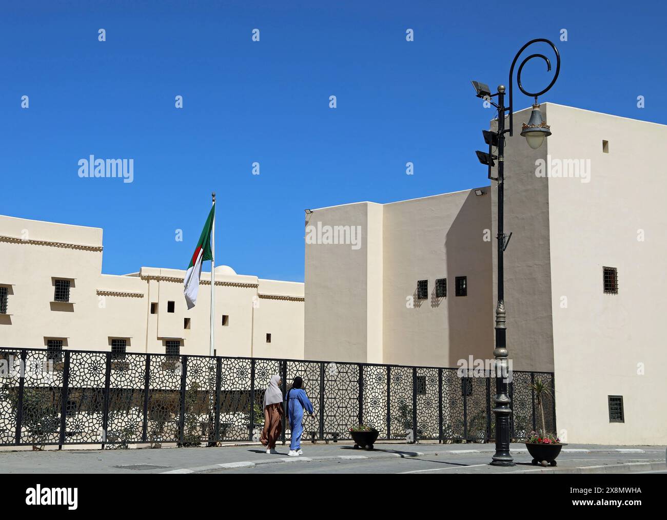 Femmes marchant devant le Bastion 23 à Alger Banque D'Images