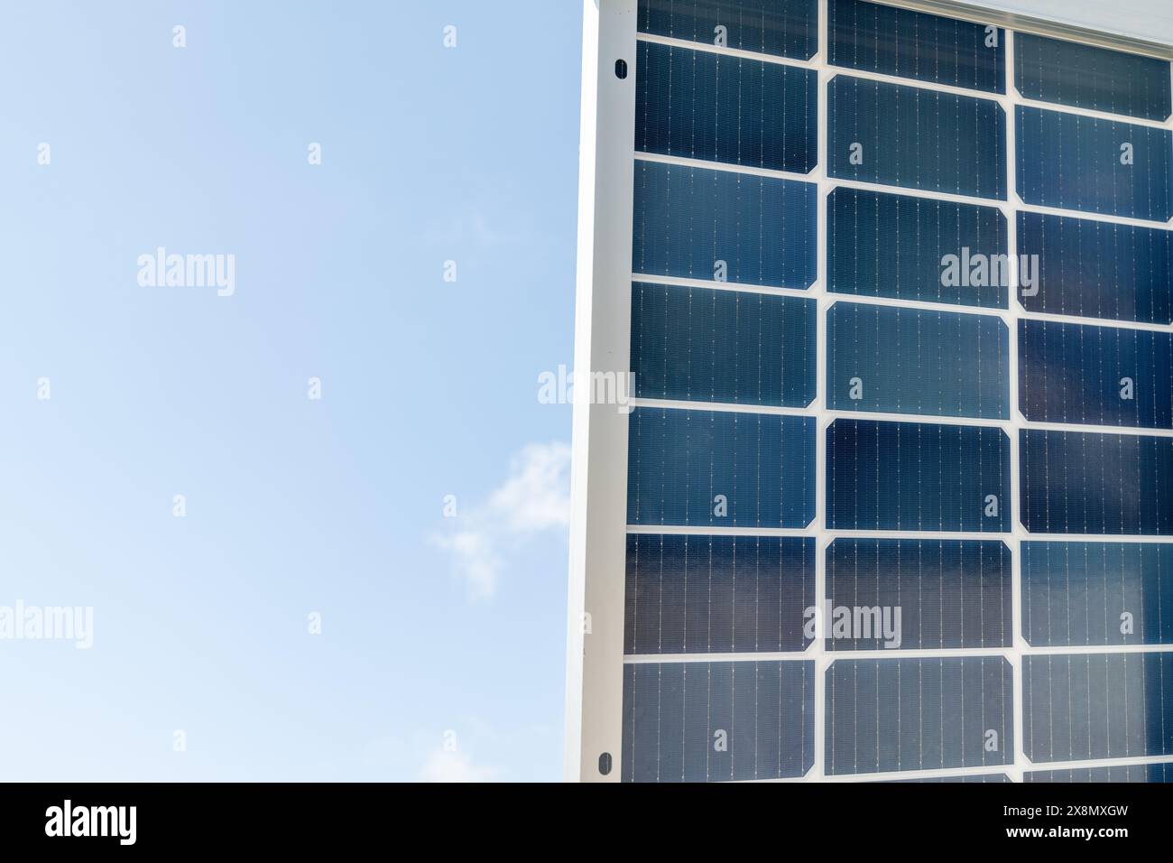 Panneaux solaires sur un fond de ciel bleu. Banque D'Images