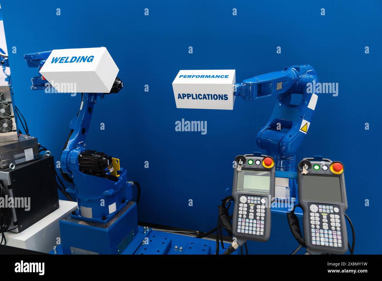 Bras de robot sur un fond bleu. Concept industriel intelligent. Banque D'Images