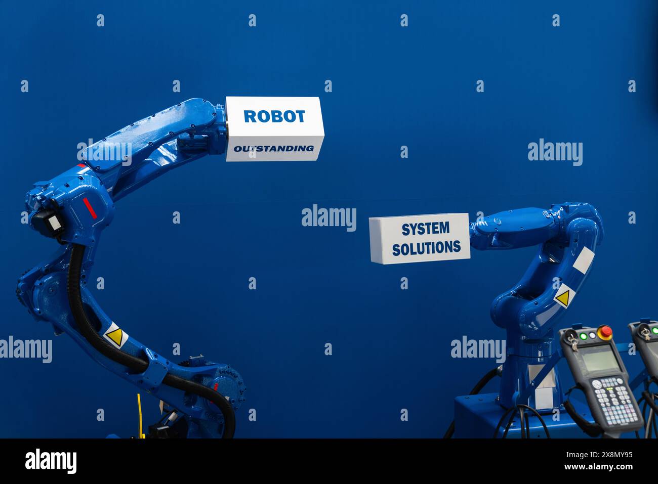 Bras de robot sur un fond bleu. Concept industriel intelligent. Banque D'Images