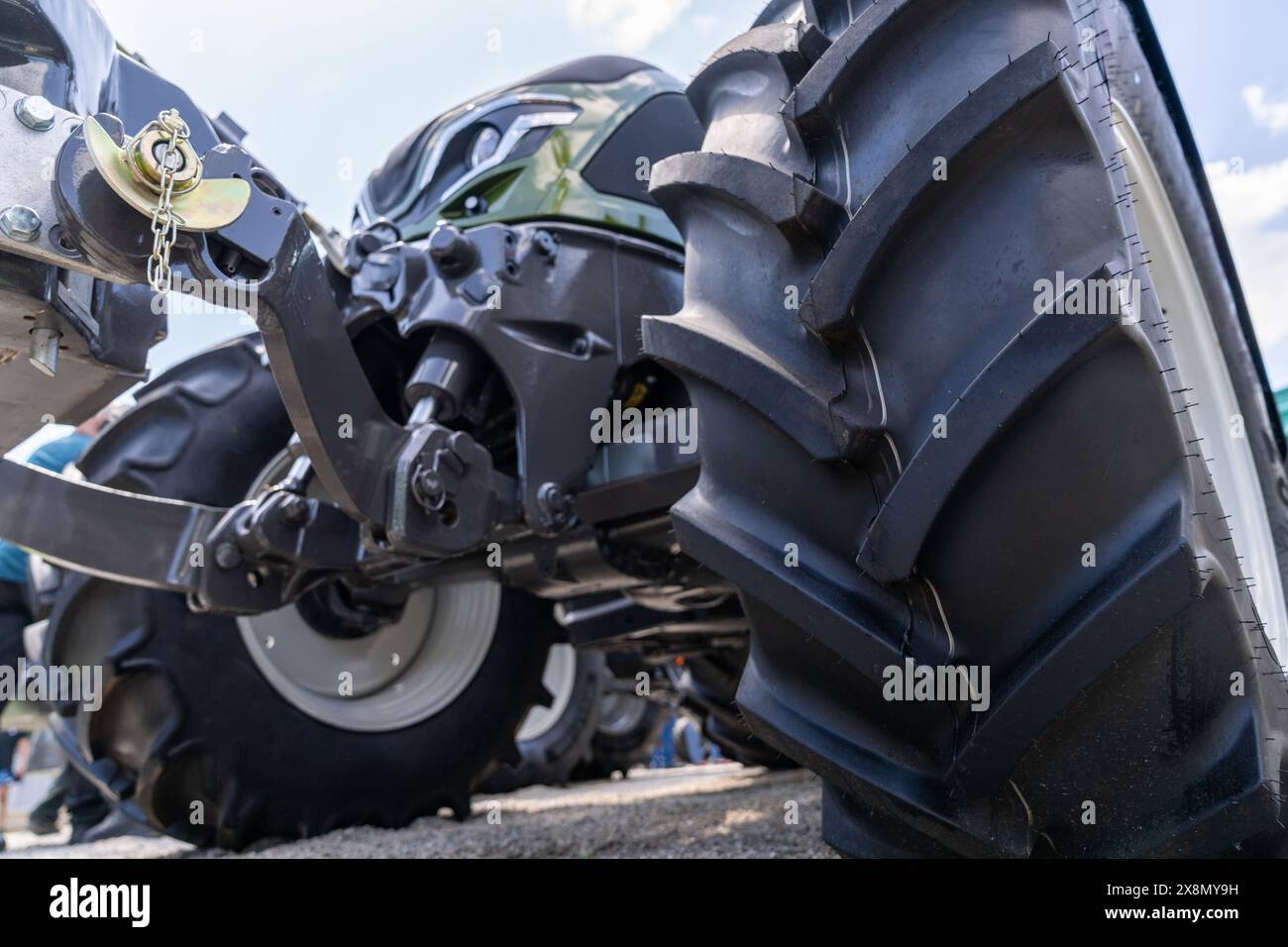 Vue de dessous du tracteur agricole. Banque D'Images